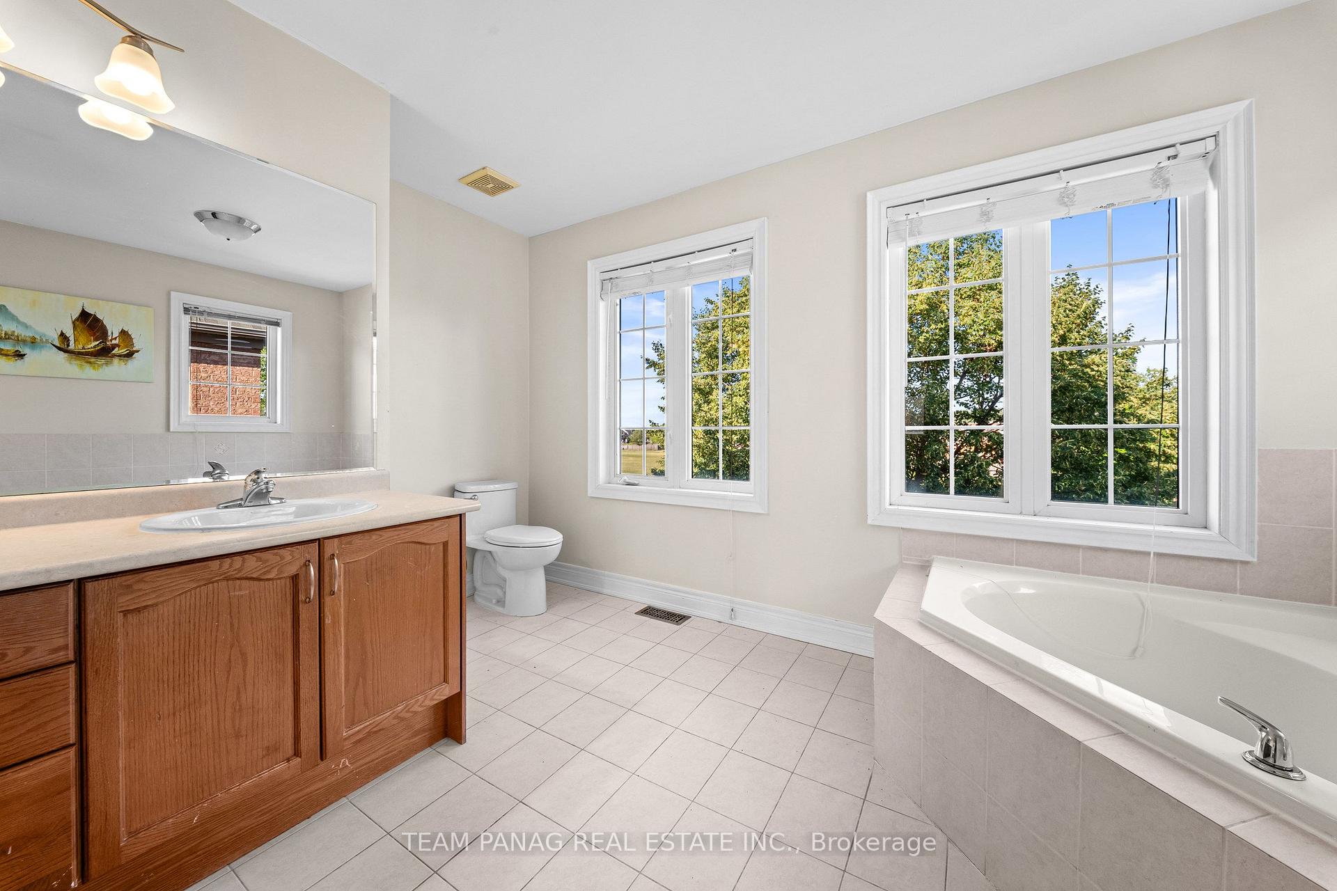 Photo 28 of 52 Mount Royal Circle, Brampton, Vales of Castlemore North — HOMEH