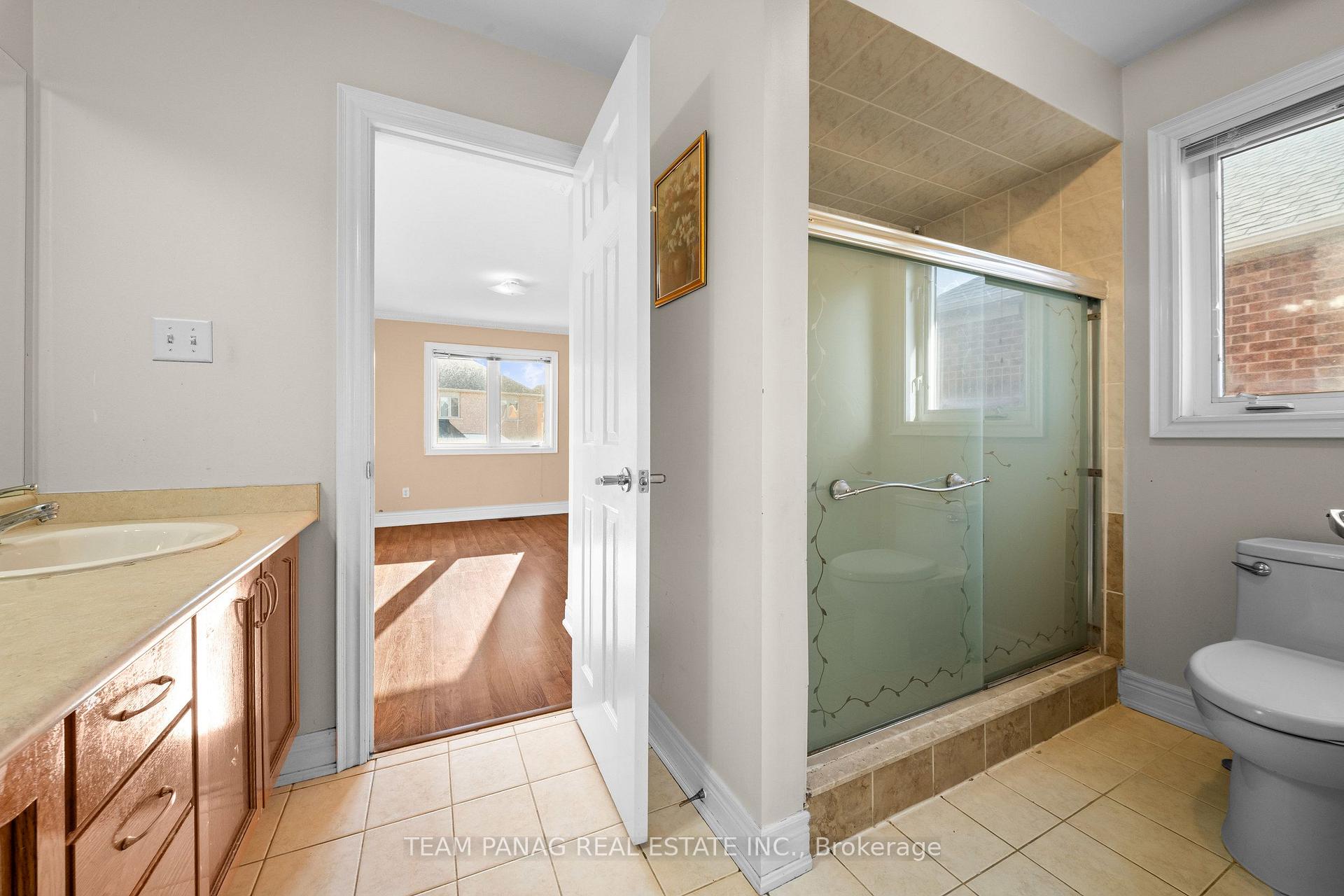 Photo 31 of 52 Mount Royal Circle, Brampton, Vales of Castlemore North — HOMEH