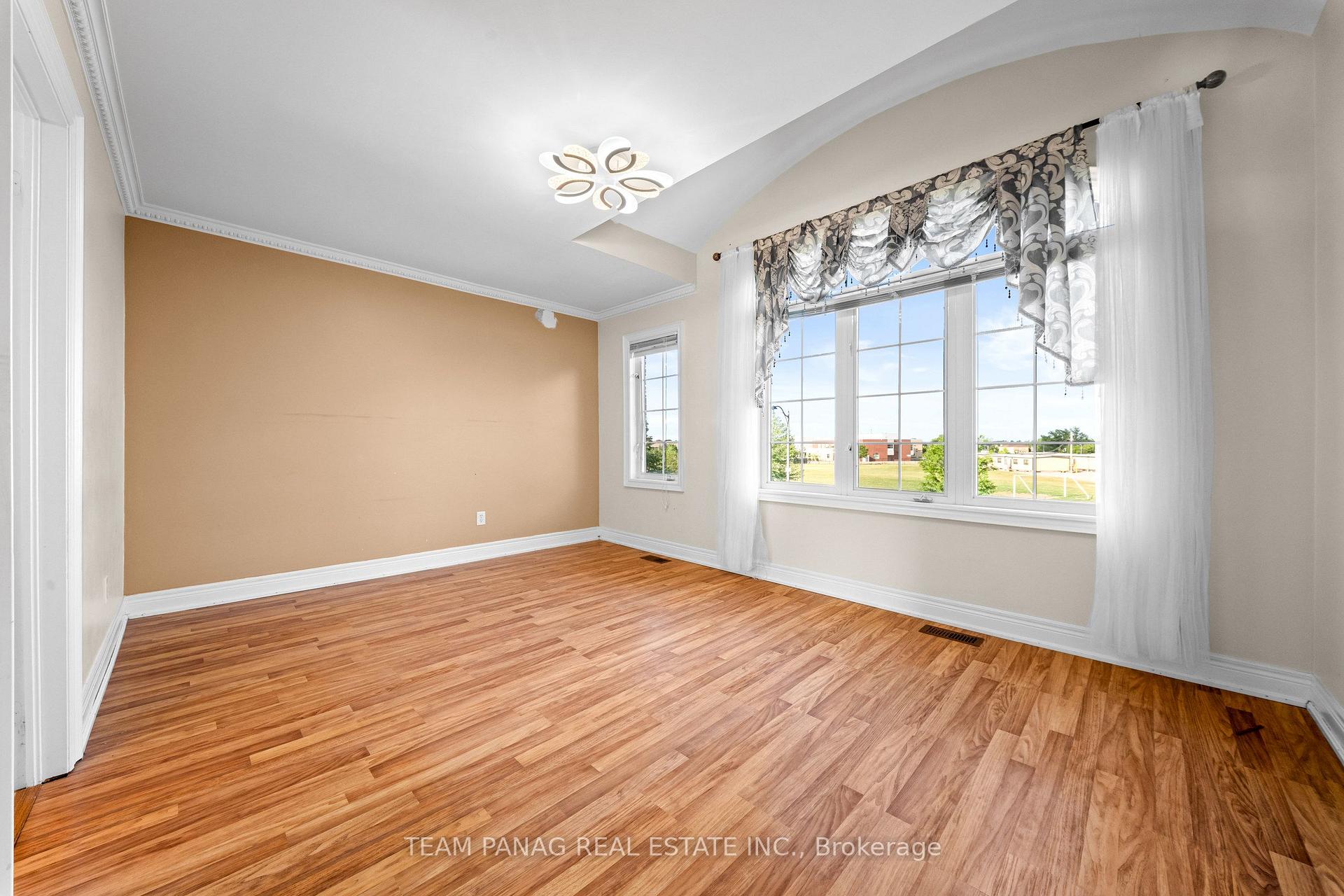 Photo 32 of 52 Mount Royal Circle, Brampton, Vales of Castlemore North — HOMEH