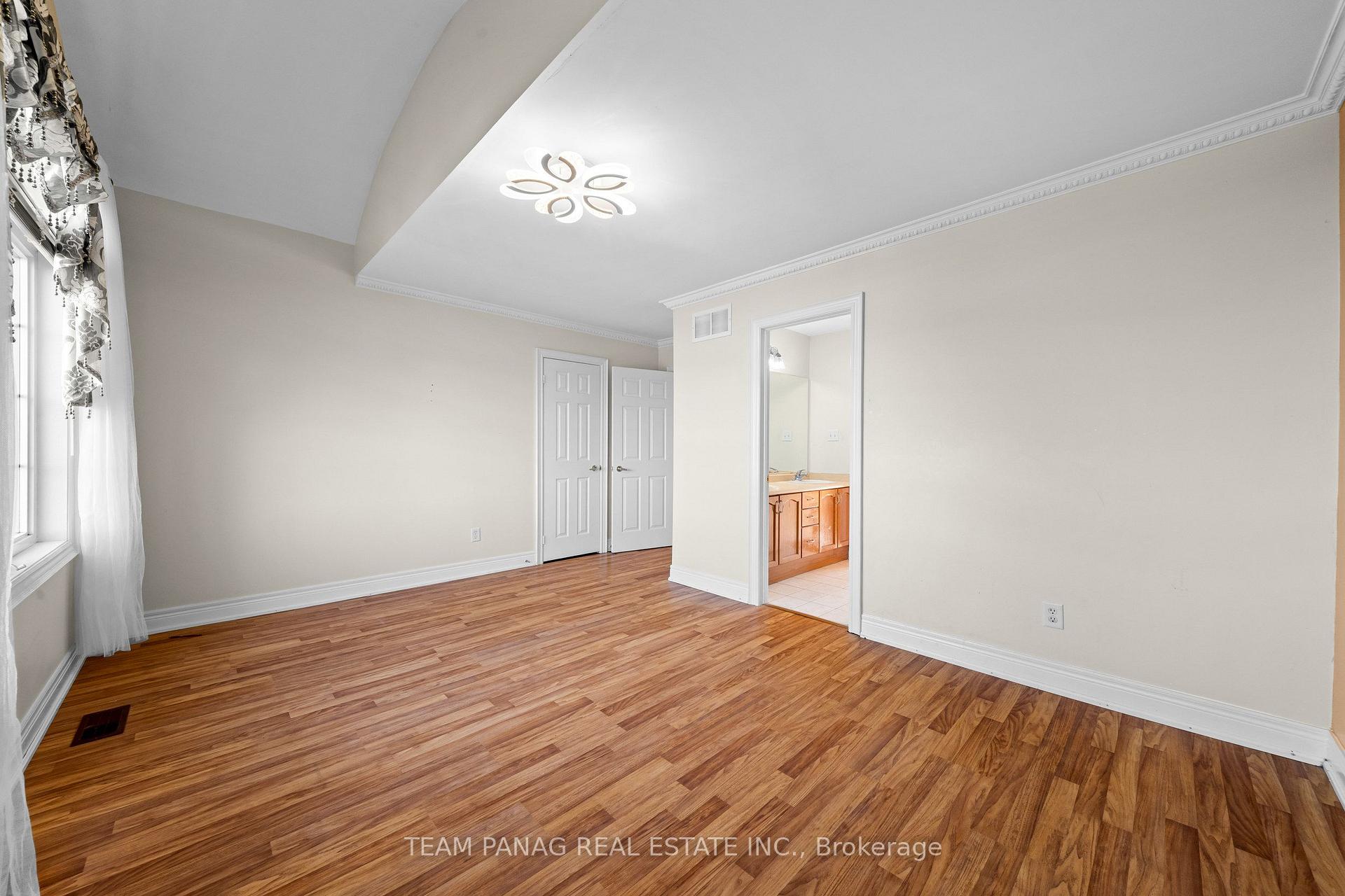 Photo 33 of 52 Mount Royal Circle, Brampton, Vales of Castlemore North — HOMEH