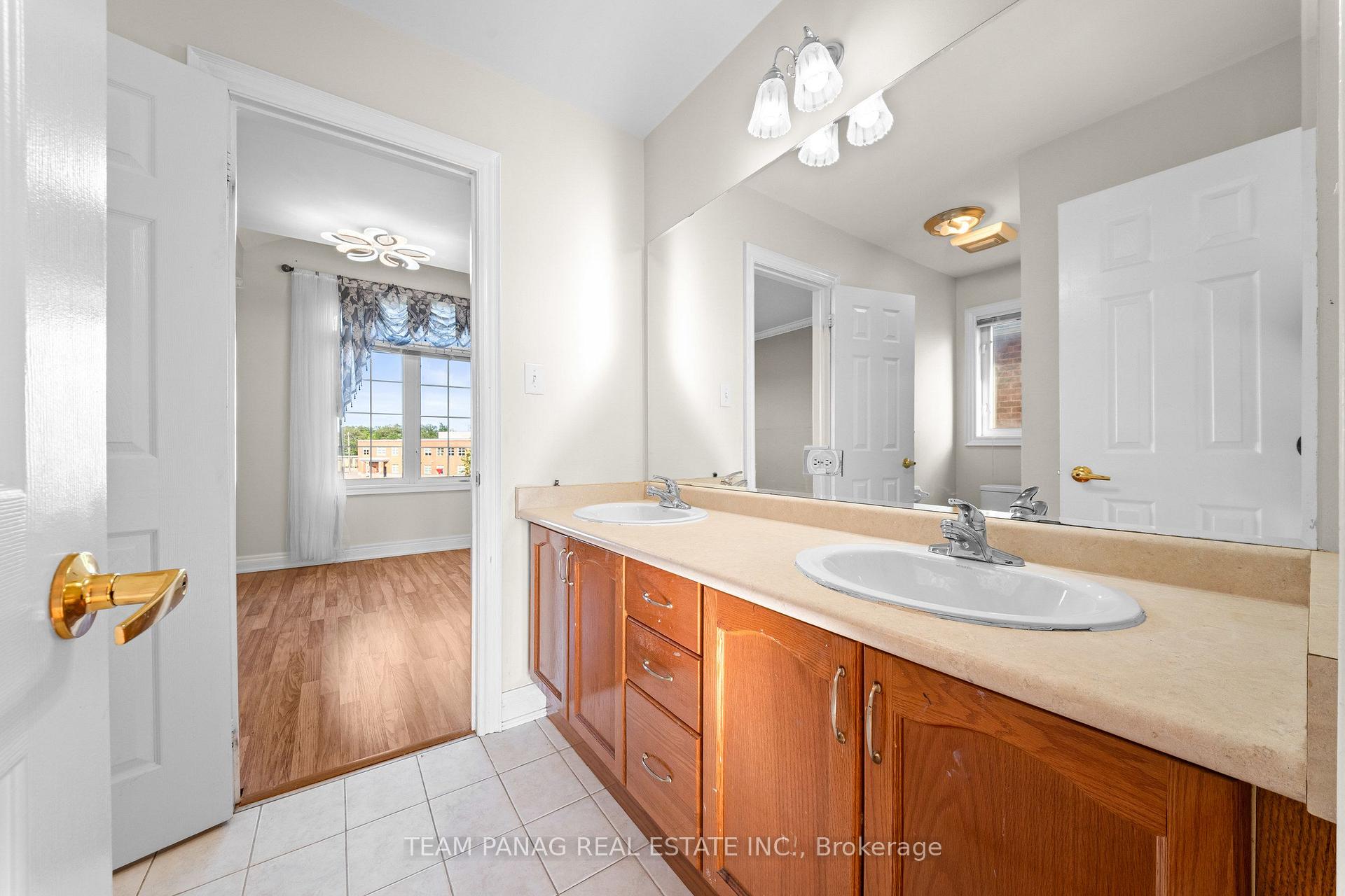 Photo 34 of 52 Mount Royal Circle, Brampton, Vales of Castlemore North — HOMEH