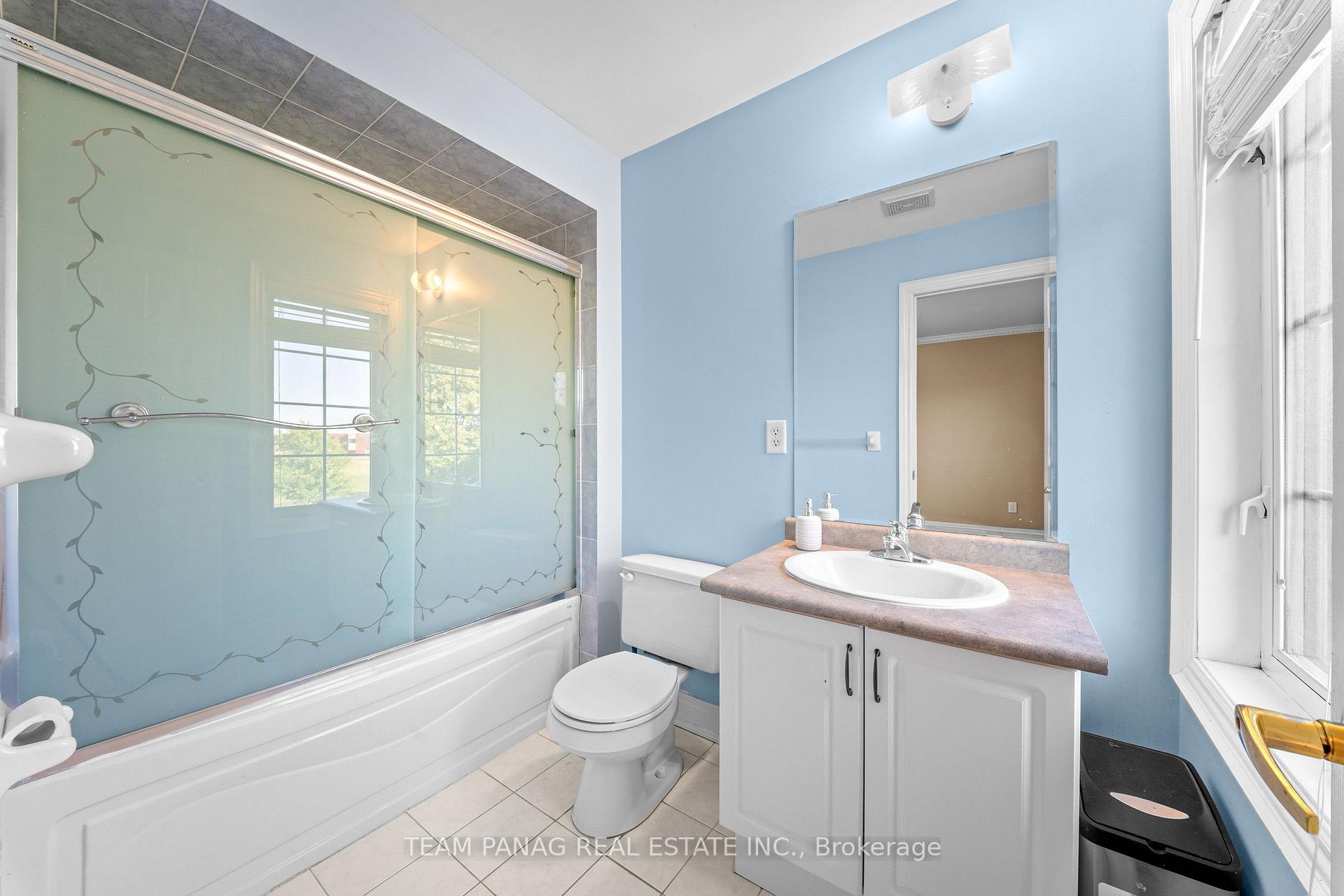 Photo 36 of 52 Mount Royal Circle, Brampton, Vales of Castlemore North — HOMEH