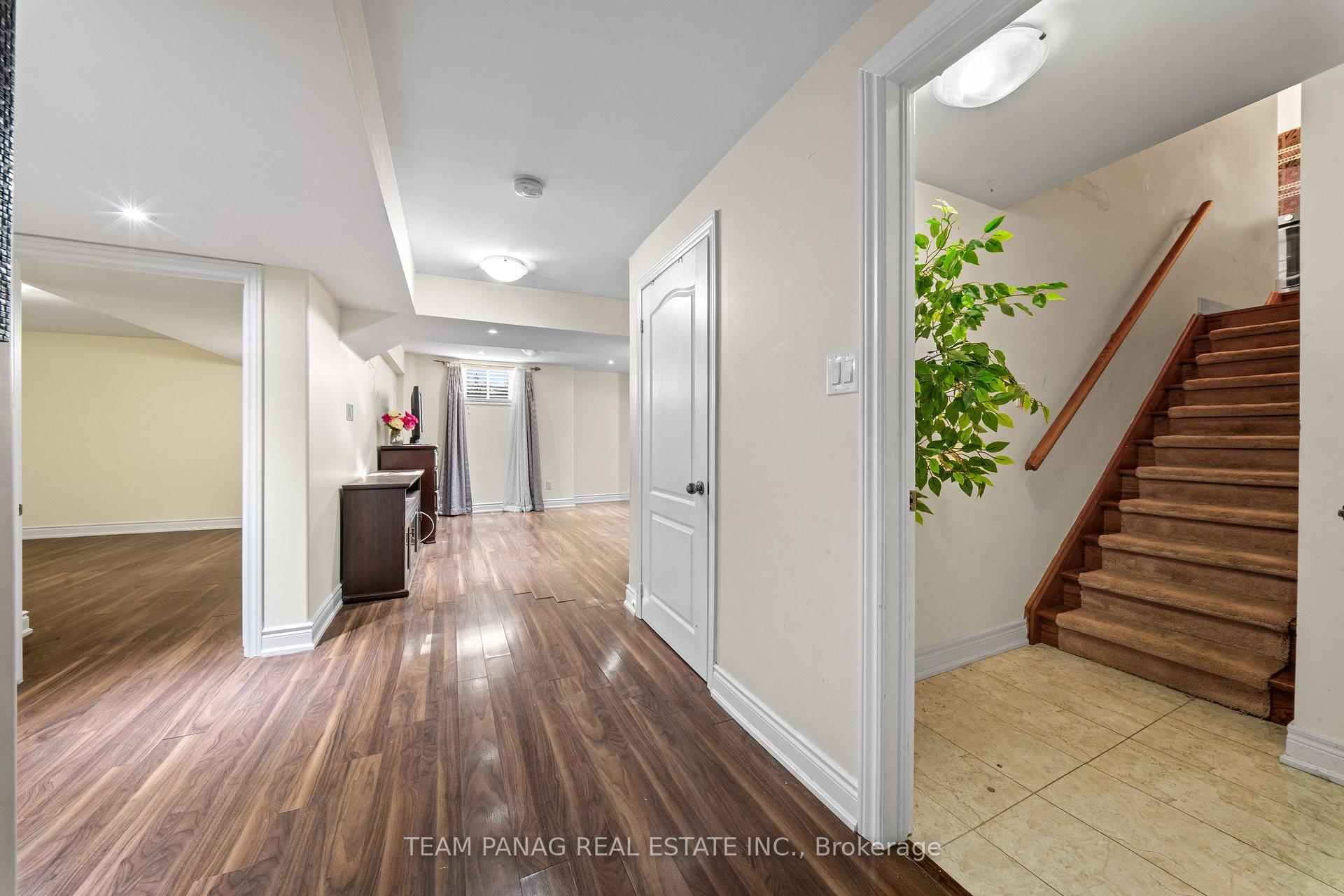Photo 38 of 52 Mount Royal Circle, Brampton, Vales of Castlemore North — HOMEH
