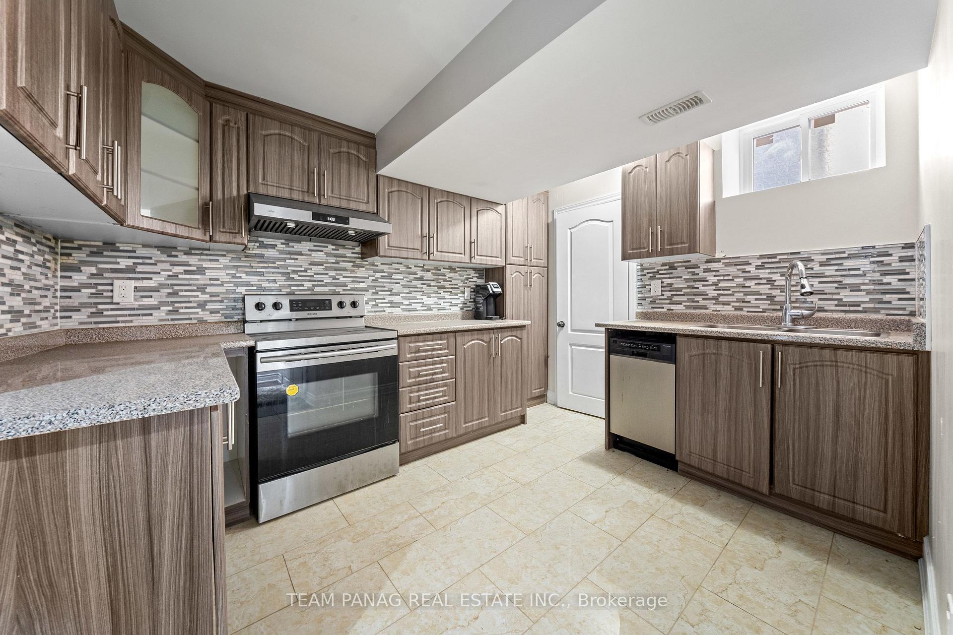 Photo 40 of 52 Mount Royal Circle, Brampton, Vales of Castlemore North — HOMEH