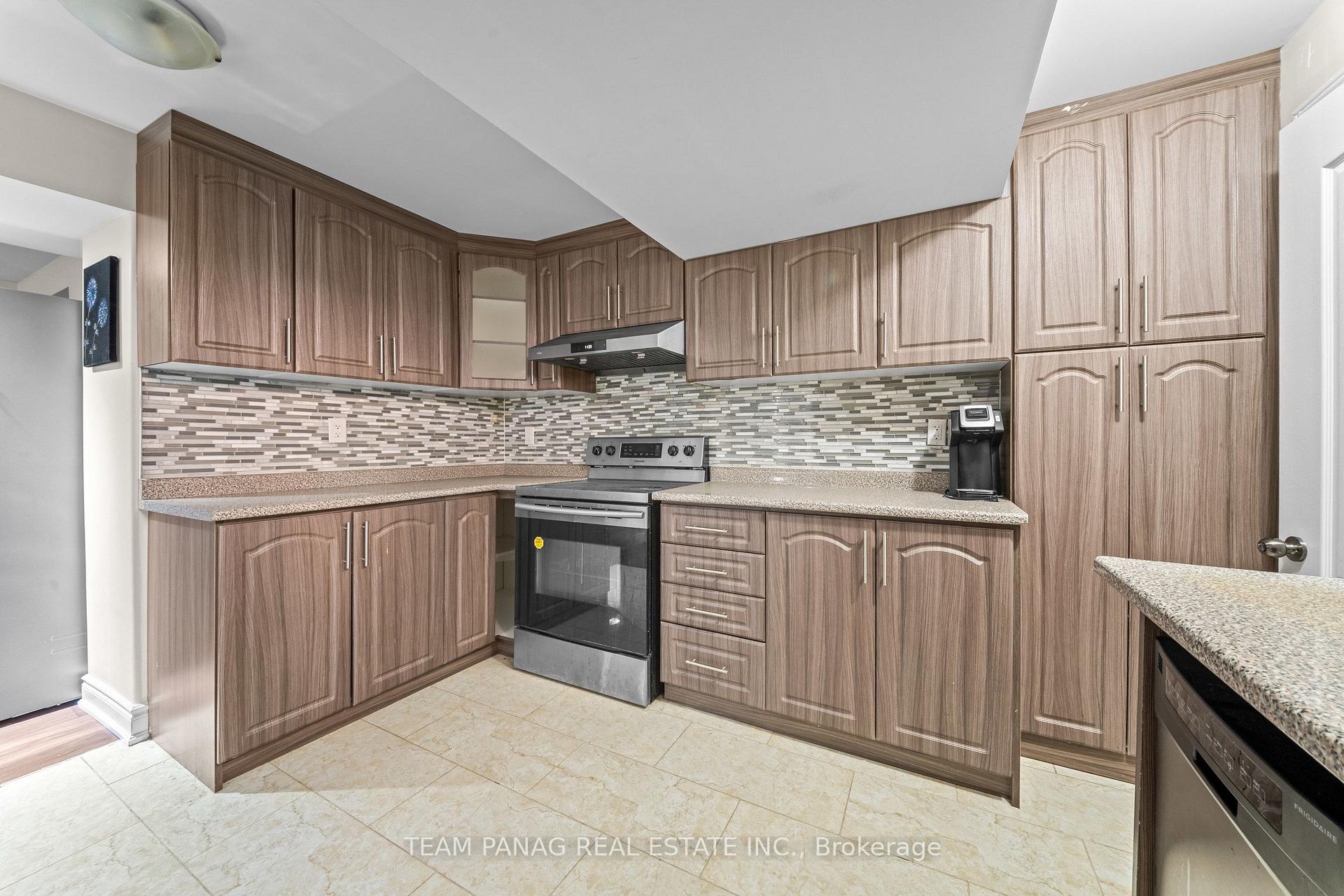 Photo 41 of 52 Mount Royal Circle, Brampton, Vales of Castlemore North — HOMEH