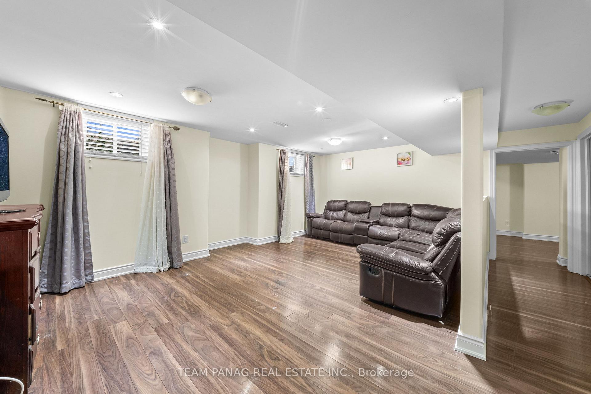 Photo 42 of 52 Mount Royal Circle, Brampton, Vales of Castlemore North — HOMEH