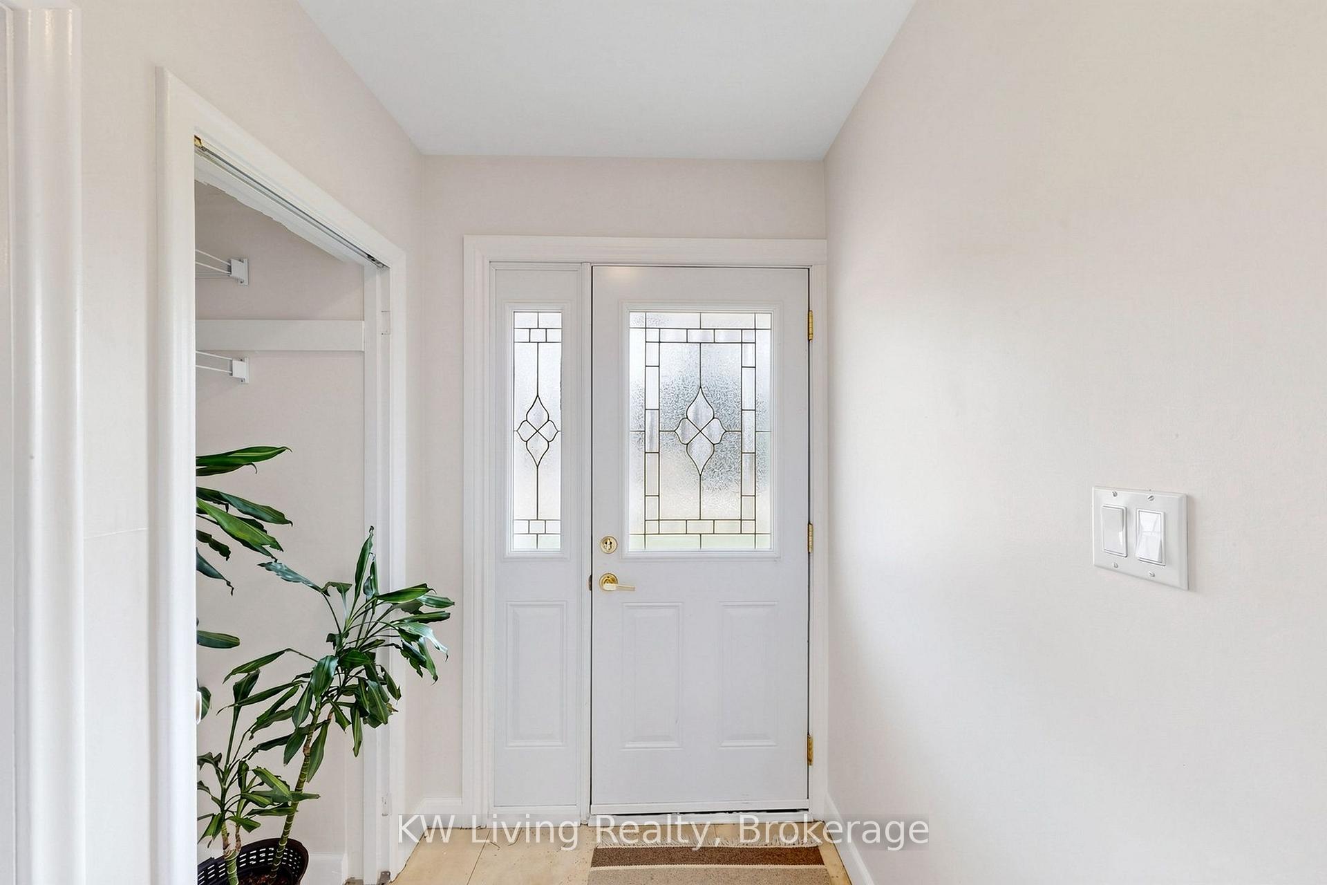 Photo 4 of 26 Mooreshead Drive, Etobicoke, Etobicoke West Mall — HOMEH