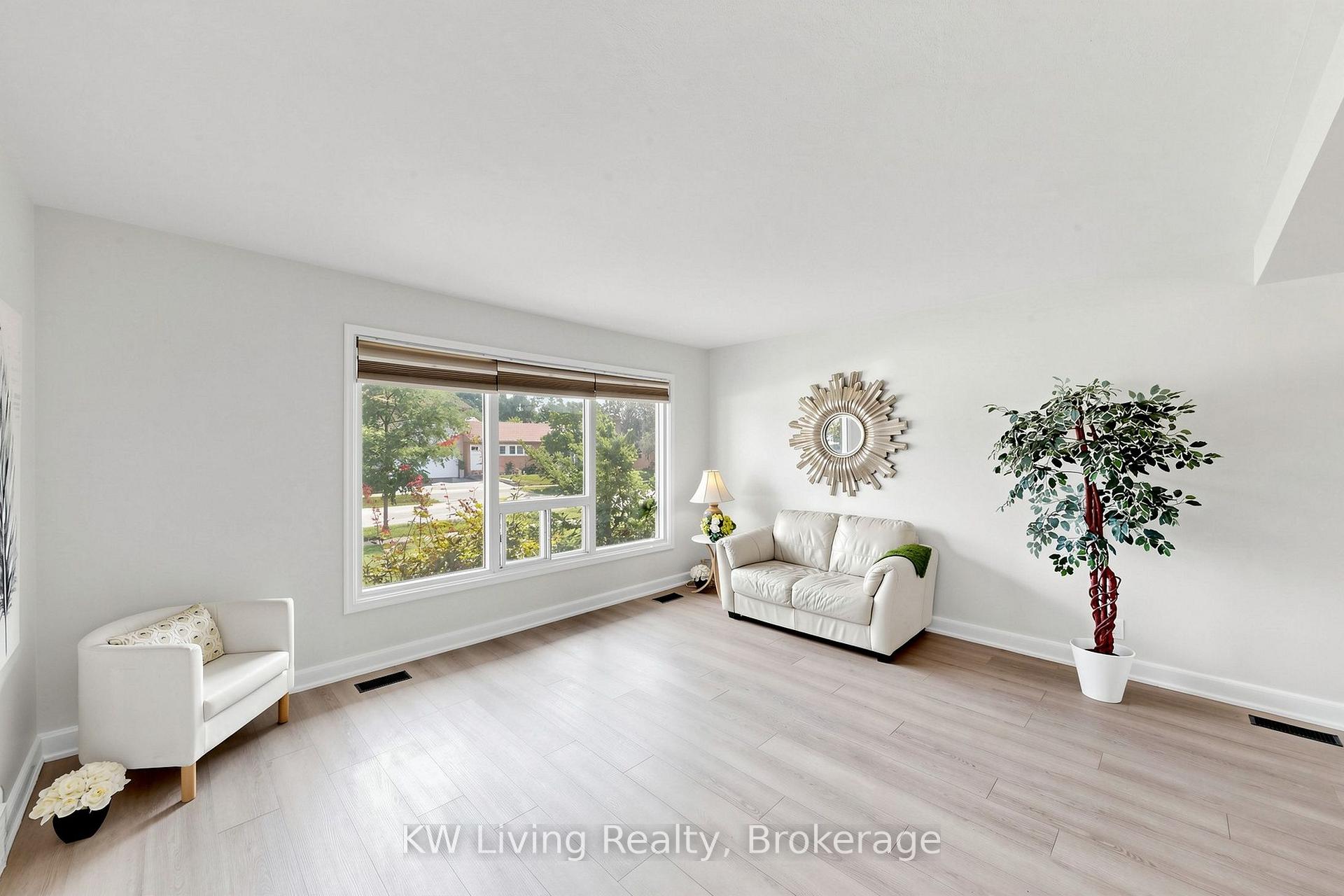 Photo 5 of 26 Mooreshead Drive, Etobicoke, Etobicoke West Mall — HOMEH