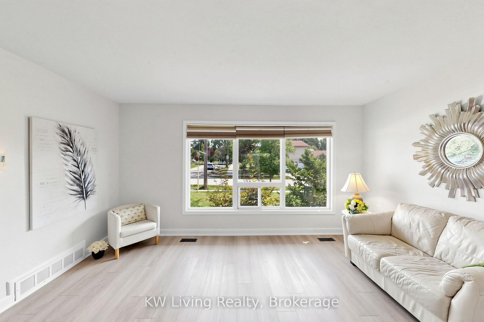 Photo 6 of 26 Mooreshead Drive, Etobicoke, Etobicoke West Mall — HOMEH