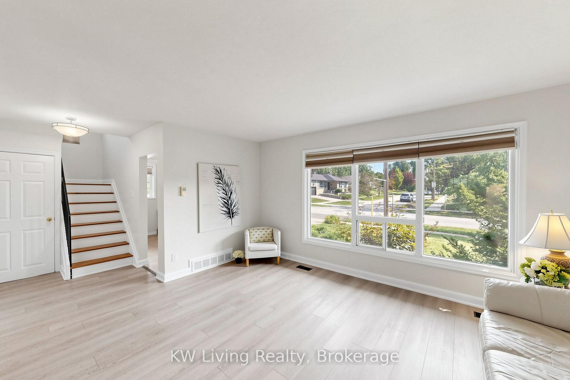 Photo 7 of 26 Mooreshead Drive, Etobicoke, Etobicoke West Mall — HOMEH