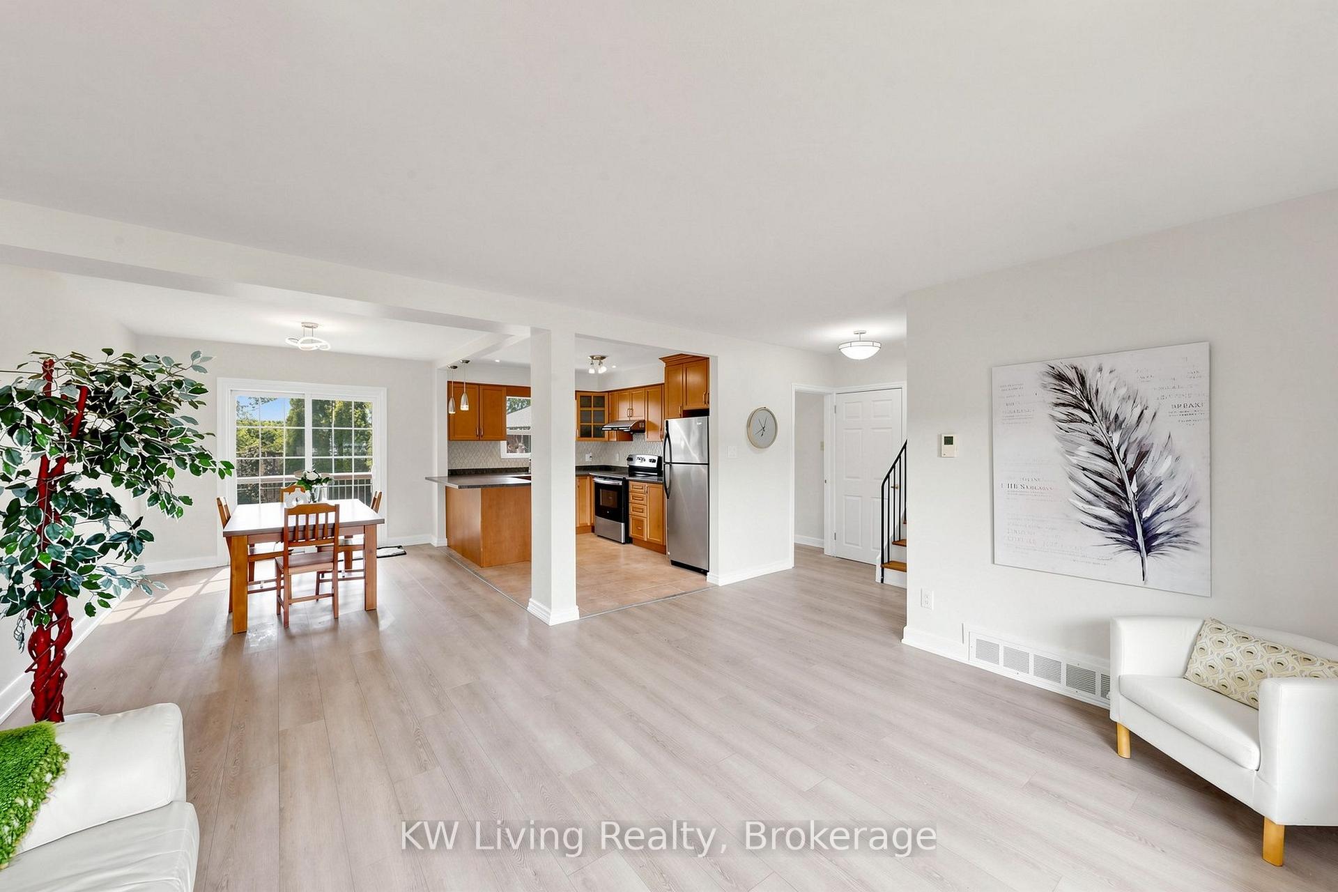 Photo 8 of 26 Mooreshead Drive, Etobicoke, Etobicoke West Mall — HOMEH