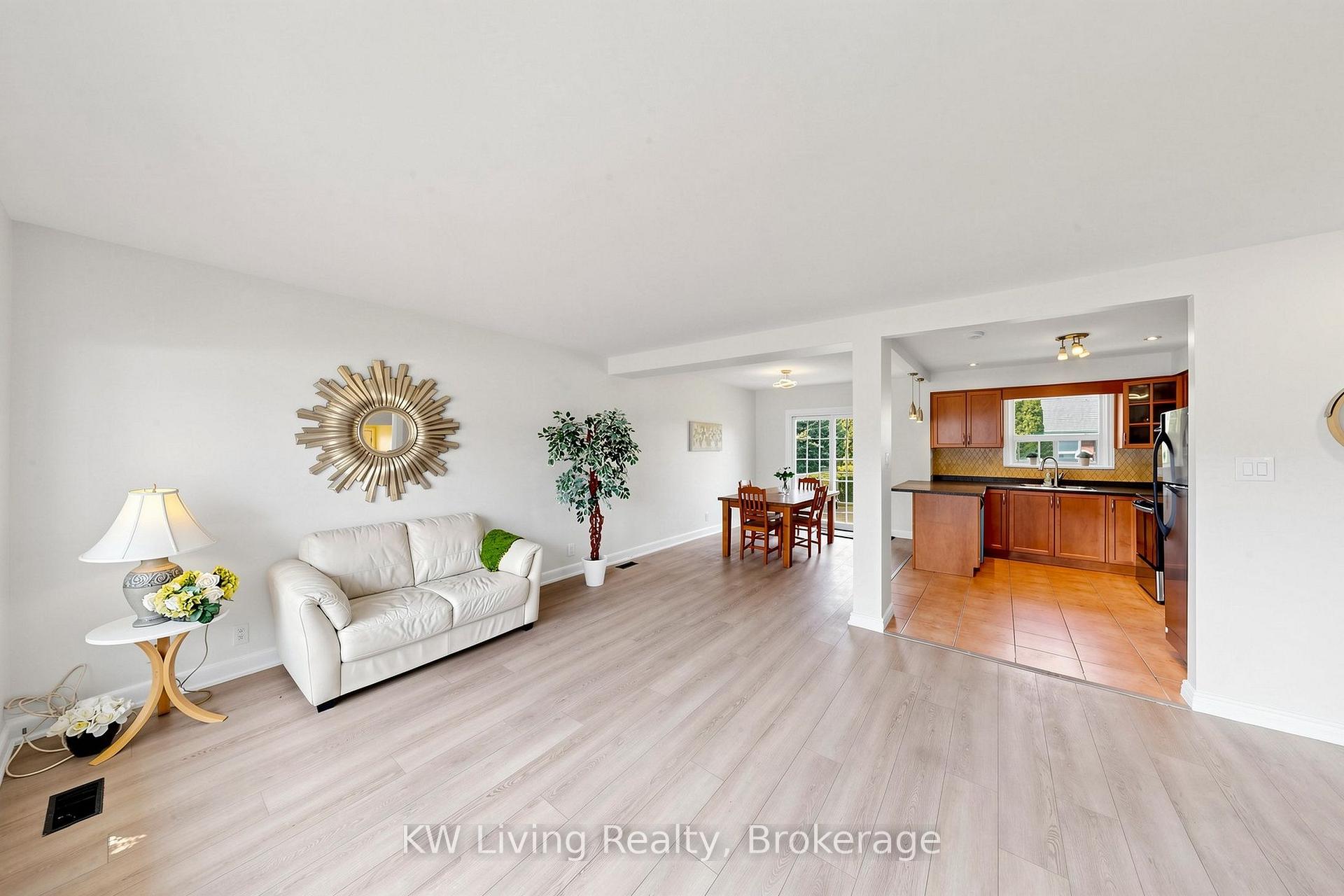 Photo 9 of 26 Mooreshead Drive, Etobicoke, Etobicoke West Mall — HOMEH