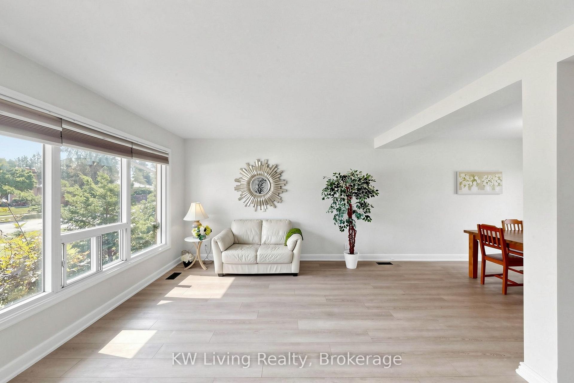 Photo 10 of 26 Mooreshead Drive, Etobicoke, Etobicoke West Mall — HOMEH