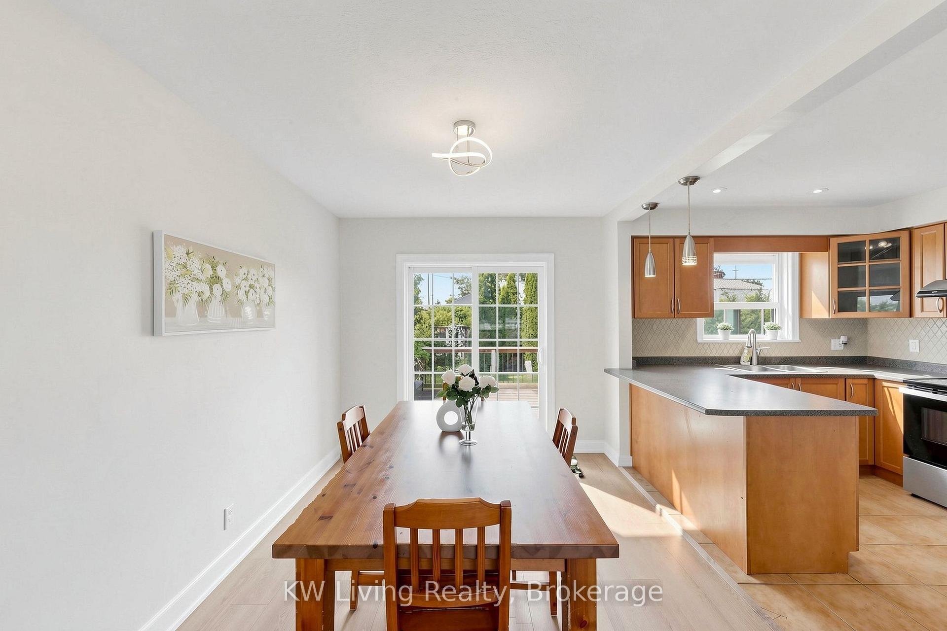 Photo 11 of 26 Mooreshead Drive, Etobicoke, Etobicoke West Mall — HOMEH