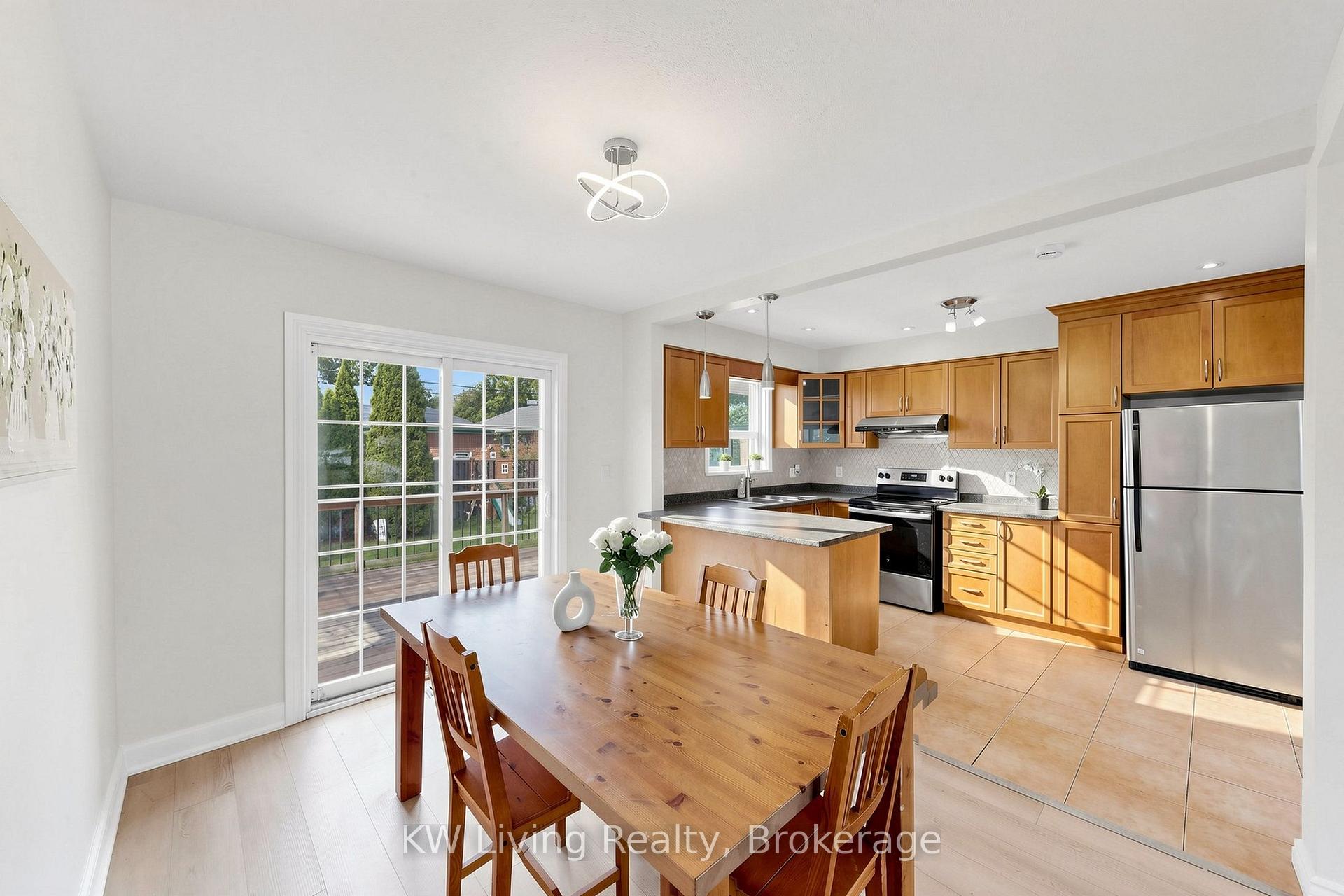Photo 12 of 26 Mooreshead Drive, Etobicoke, Etobicoke West Mall — HOMEH