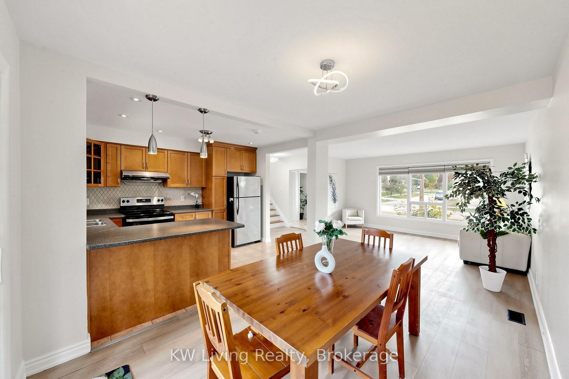 Photo 13 of 26 Mooreshead Drive, Etobicoke, Etobicoke West Mall — HOMEH