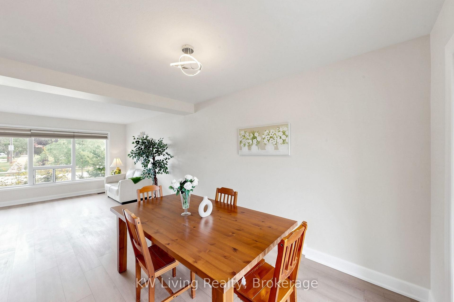 Photo 14 of 26 Mooreshead Drive, Etobicoke, Etobicoke West Mall — HOMEH