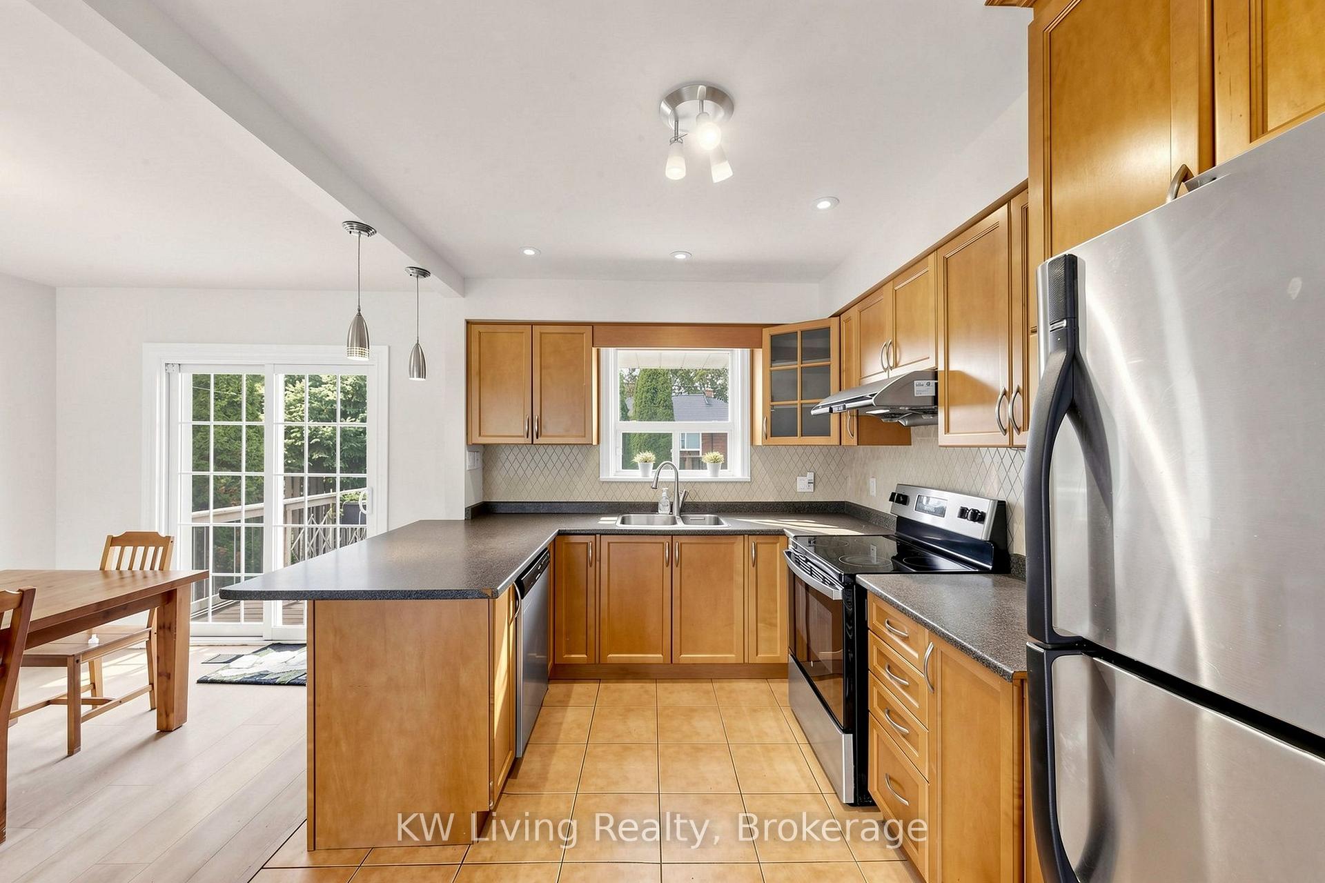 Photo 15 of 26 Mooreshead Drive, Etobicoke, Etobicoke West Mall — HOMEH