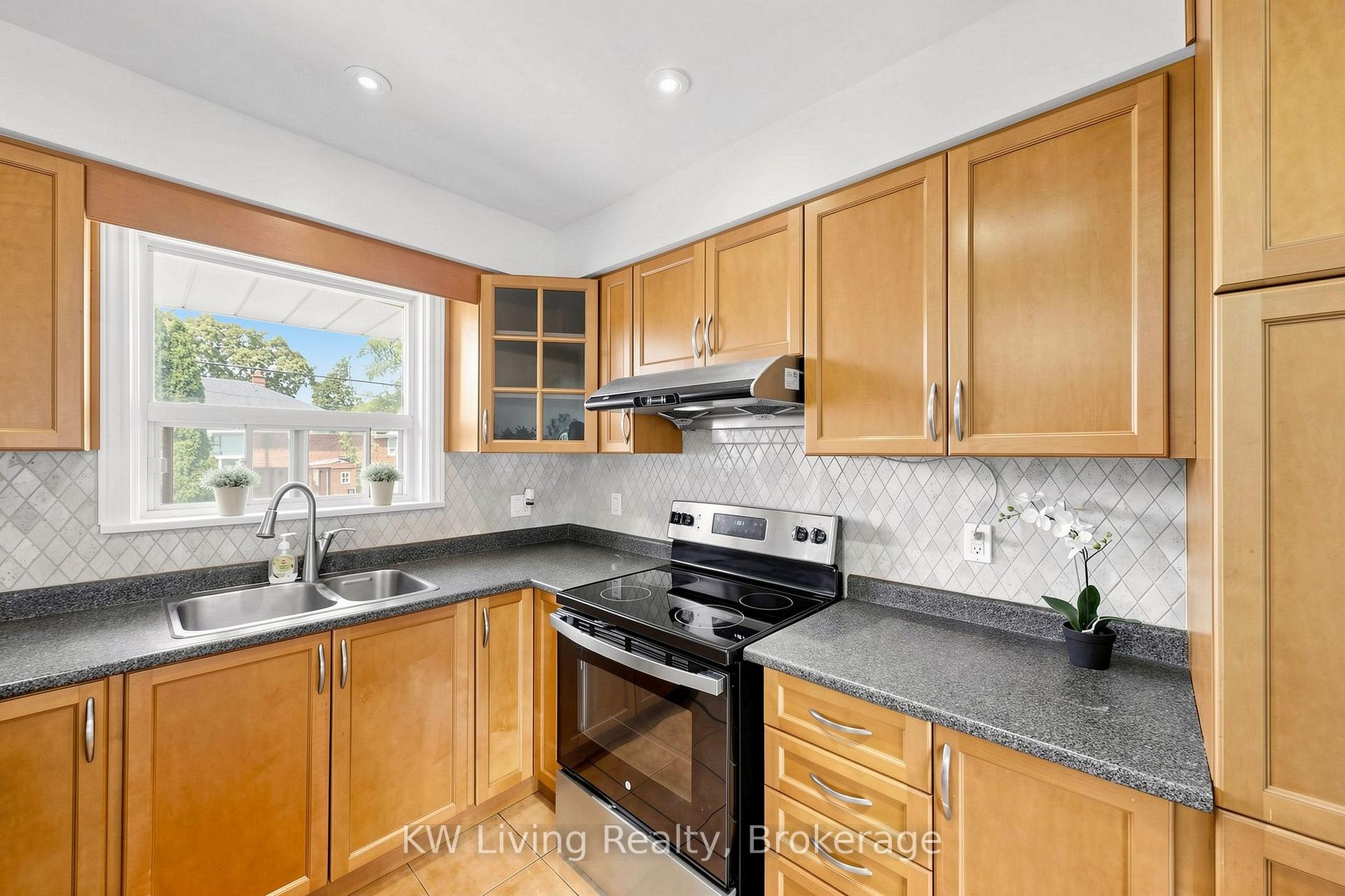 Photo 16 of 26 Mooreshead Drive, Etobicoke, Etobicoke West Mall — HOMEH