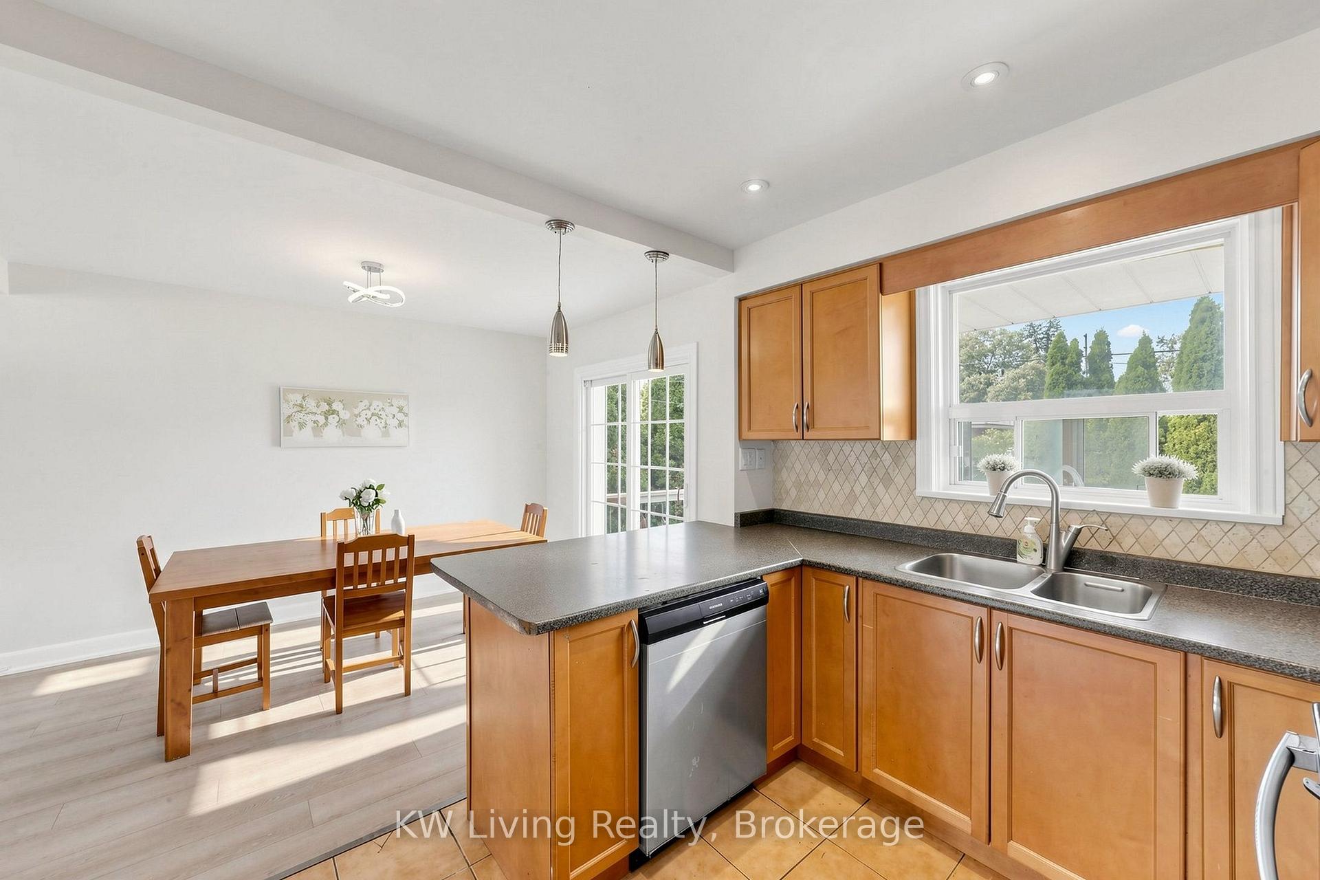 Photo 17 of 26 Mooreshead Drive, Etobicoke, Etobicoke West Mall — HOMEH