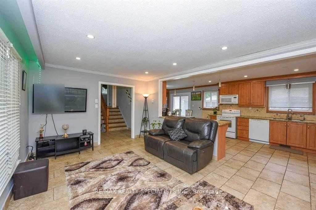 Photo 8 of 2 Marchbank Crescent, Brampton, Central Park — HOMEH