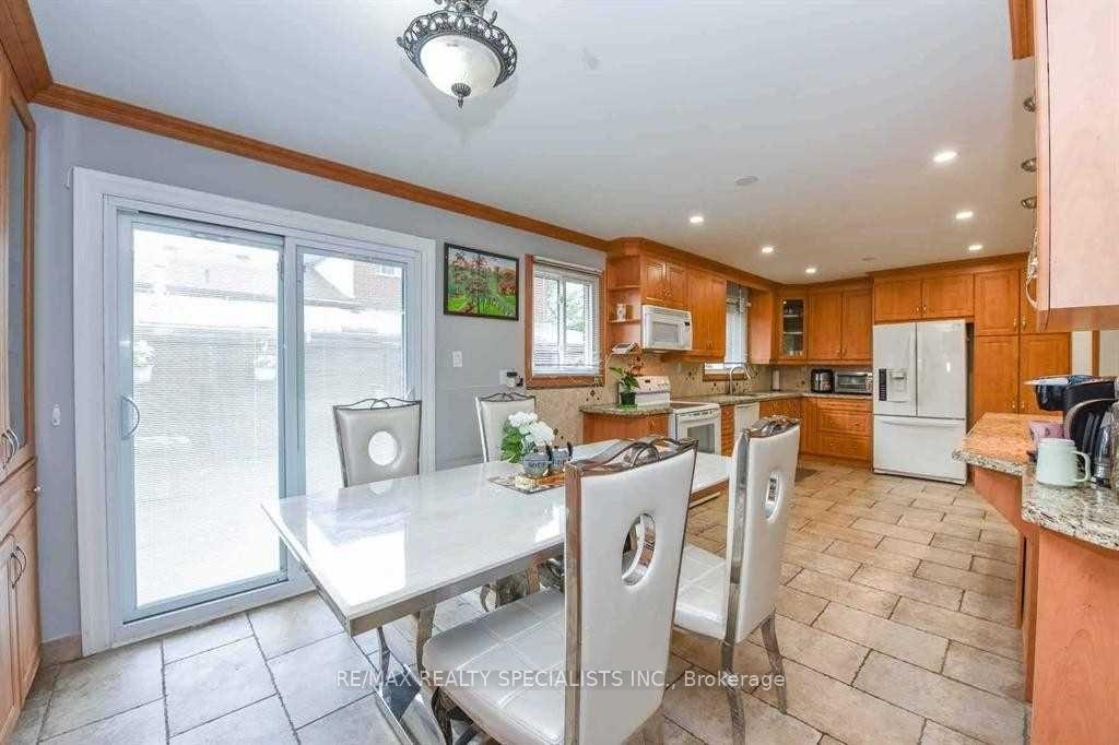 Photo 9 of 2 Marchbank Crescent, Brampton, Central Park — HOMEH