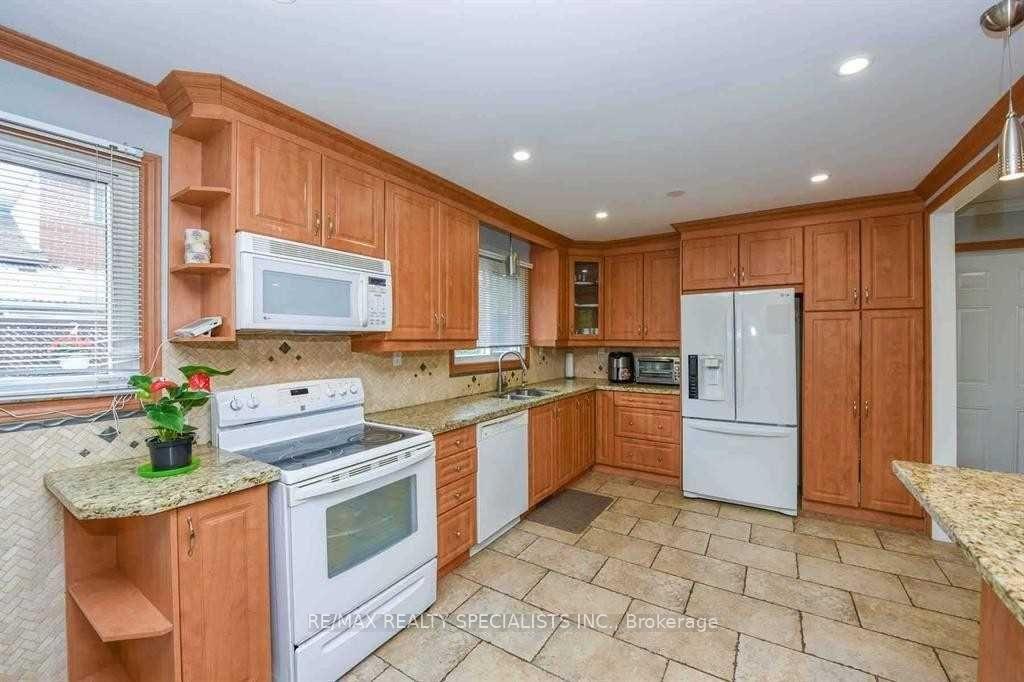 Photo 11 of 2 Marchbank Crescent, Brampton, Central Park — HOMEH