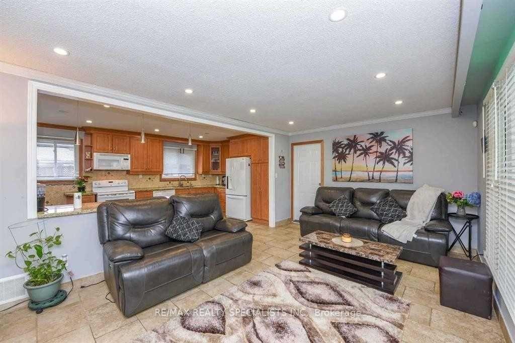 Photo 16 of 2 Marchbank Crescent, Brampton, Central Park — HOMEH