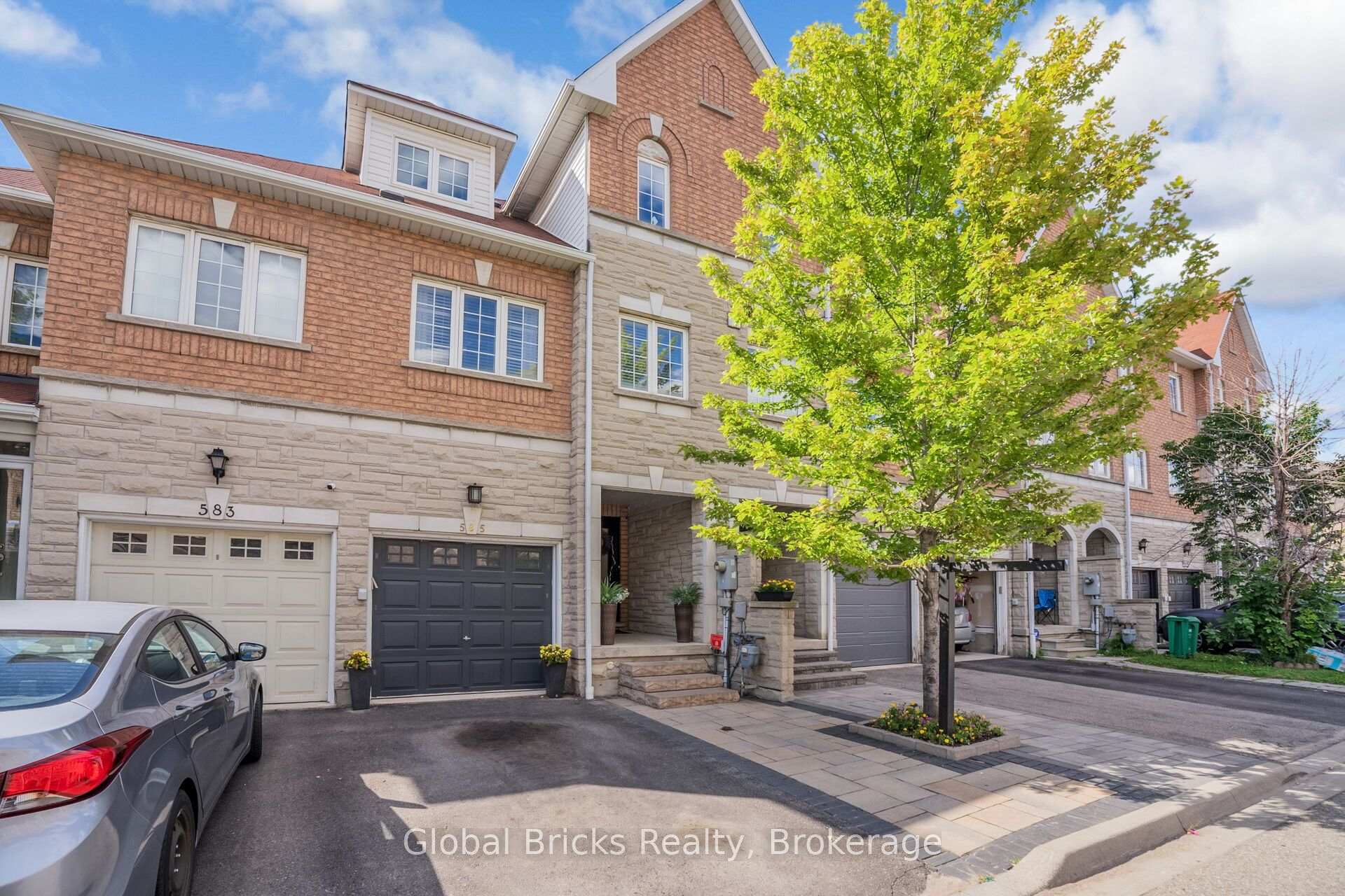 Photo 3 of 585 Candlestick Circle, Mississauga, Hurontario — HOMEH