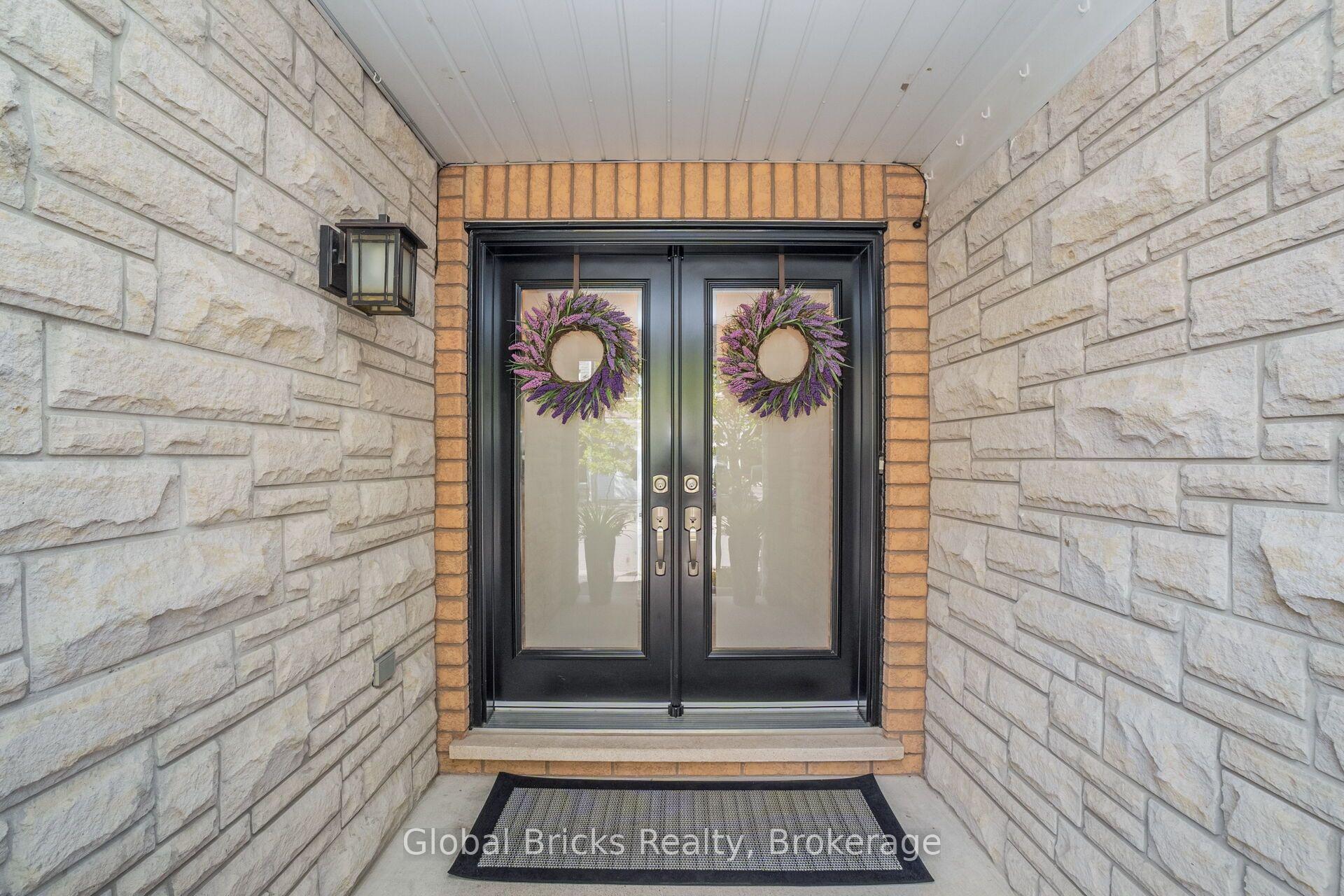 Photo 4 of 585 Candlestick Circle, Mississauga, Hurontario — HOMEH