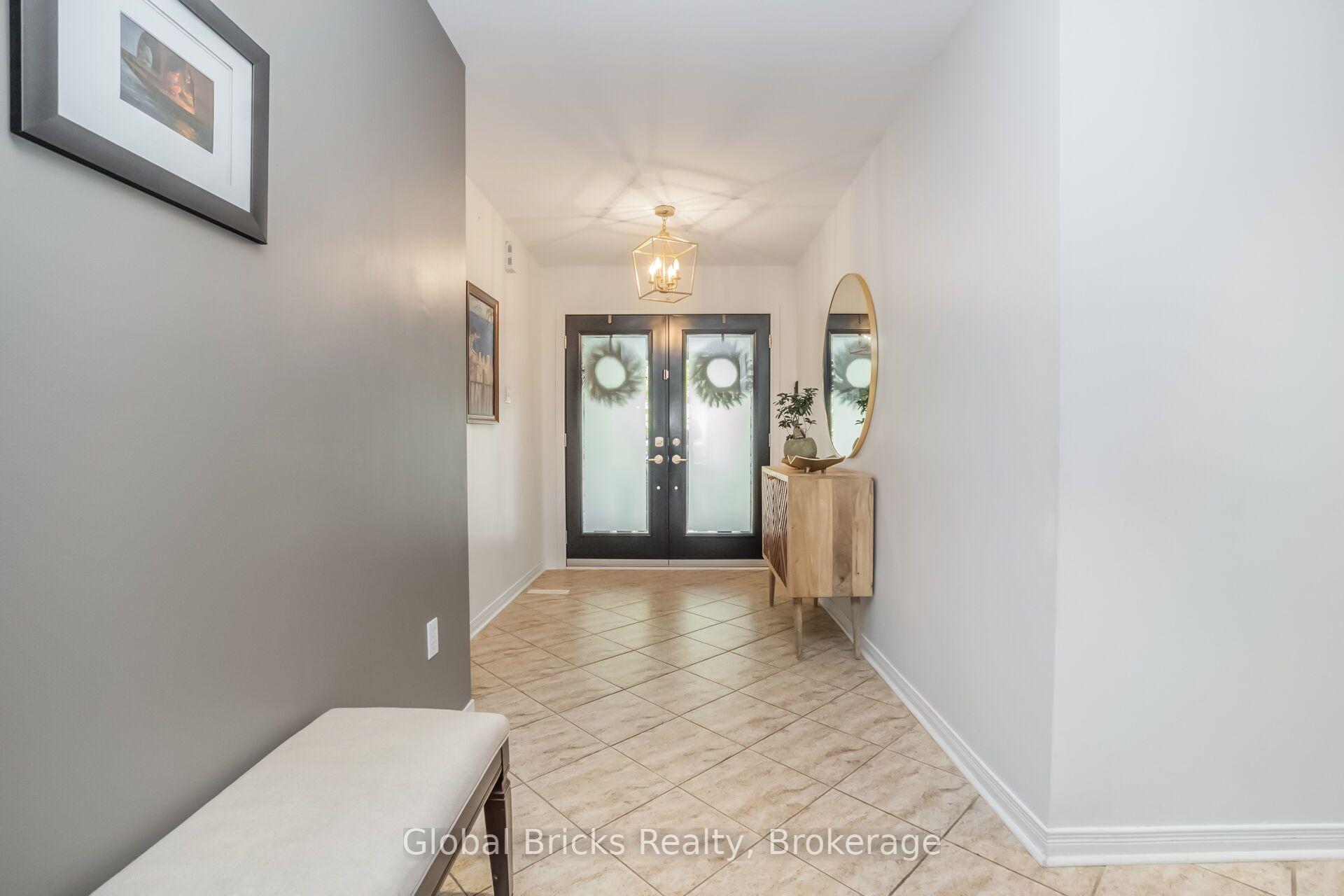 Photo 5 of 585 Candlestick Circle, Mississauga, Hurontario — HOMEH