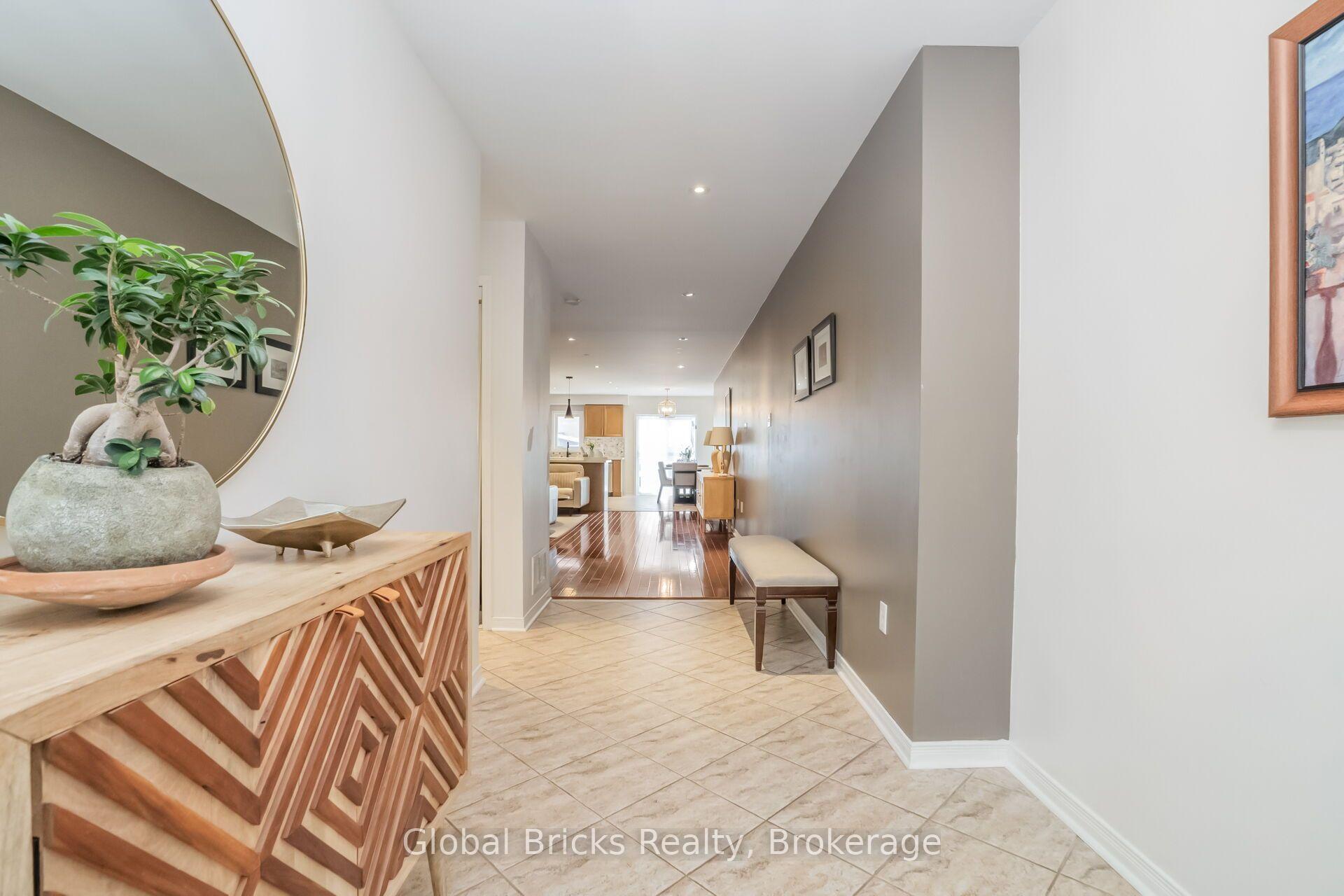 Photo 6 of 585 Candlestick Circle, Mississauga, Hurontario — HOMEH