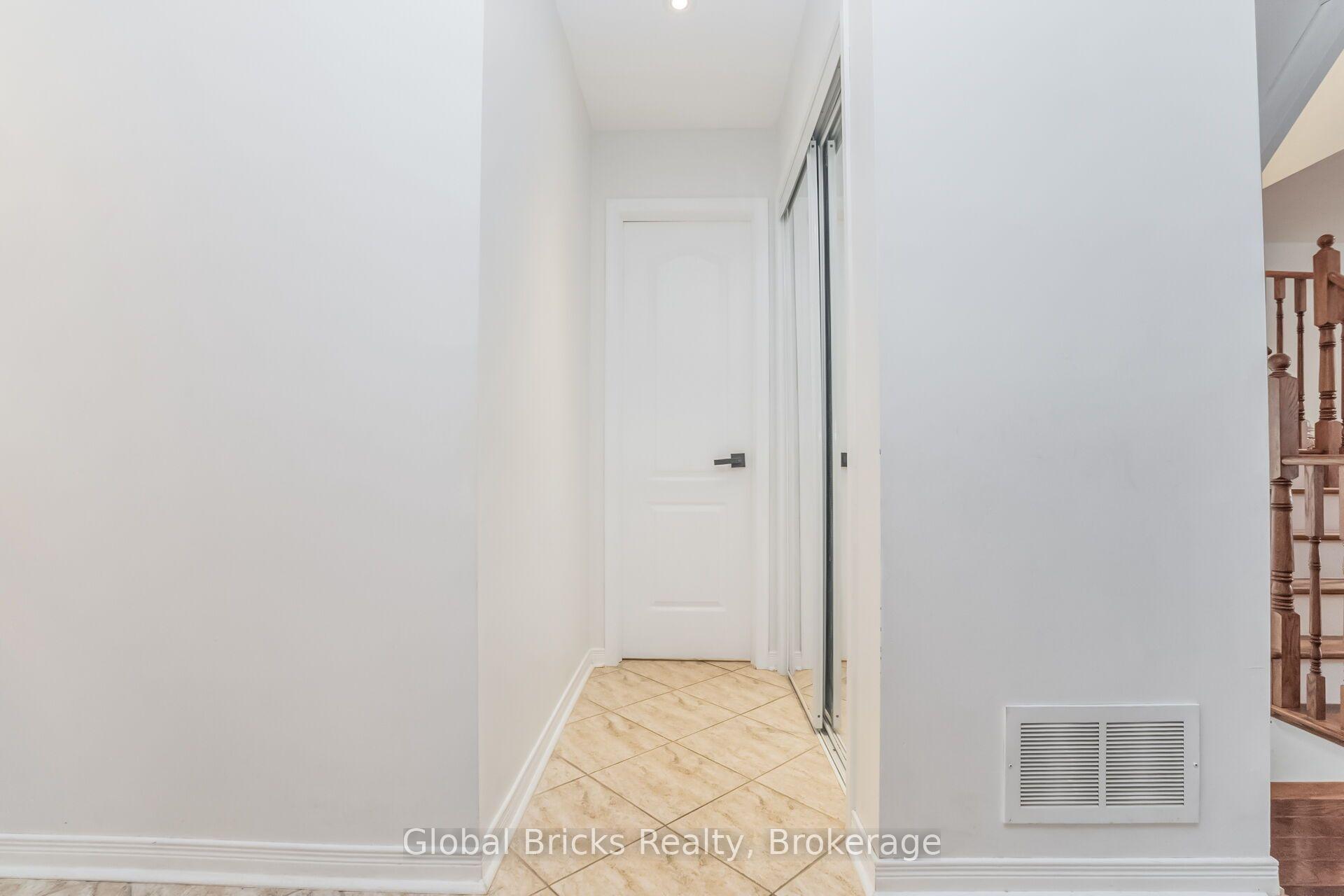 Photo 7 of 585 Candlestick Circle, Mississauga, Hurontario — HOMEH