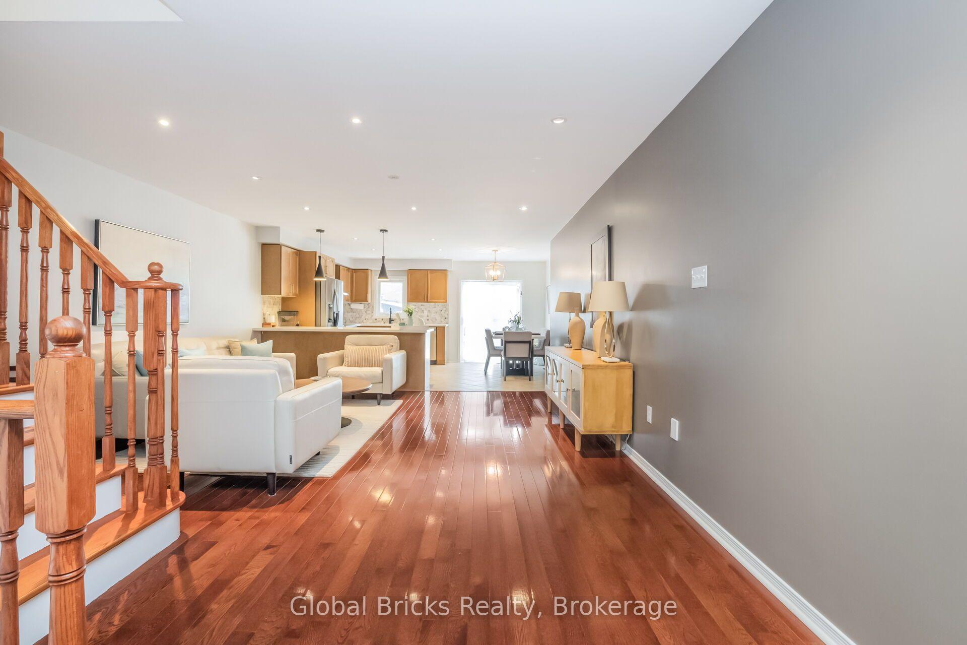 Photo 9 of 585 Candlestick Circle, Mississauga, Hurontario — HOMEH