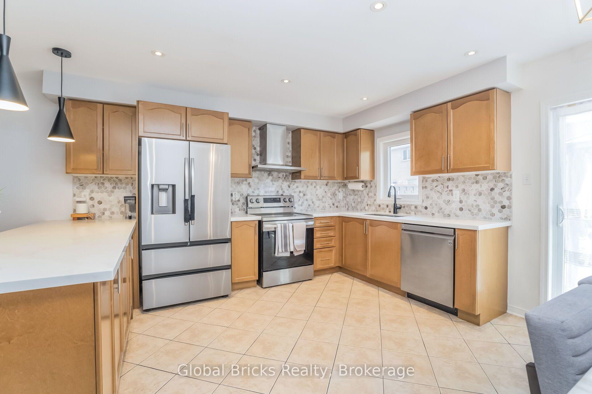 Photo 14 of 585 Candlestick Circle, Mississauga, Hurontario — HOMEH