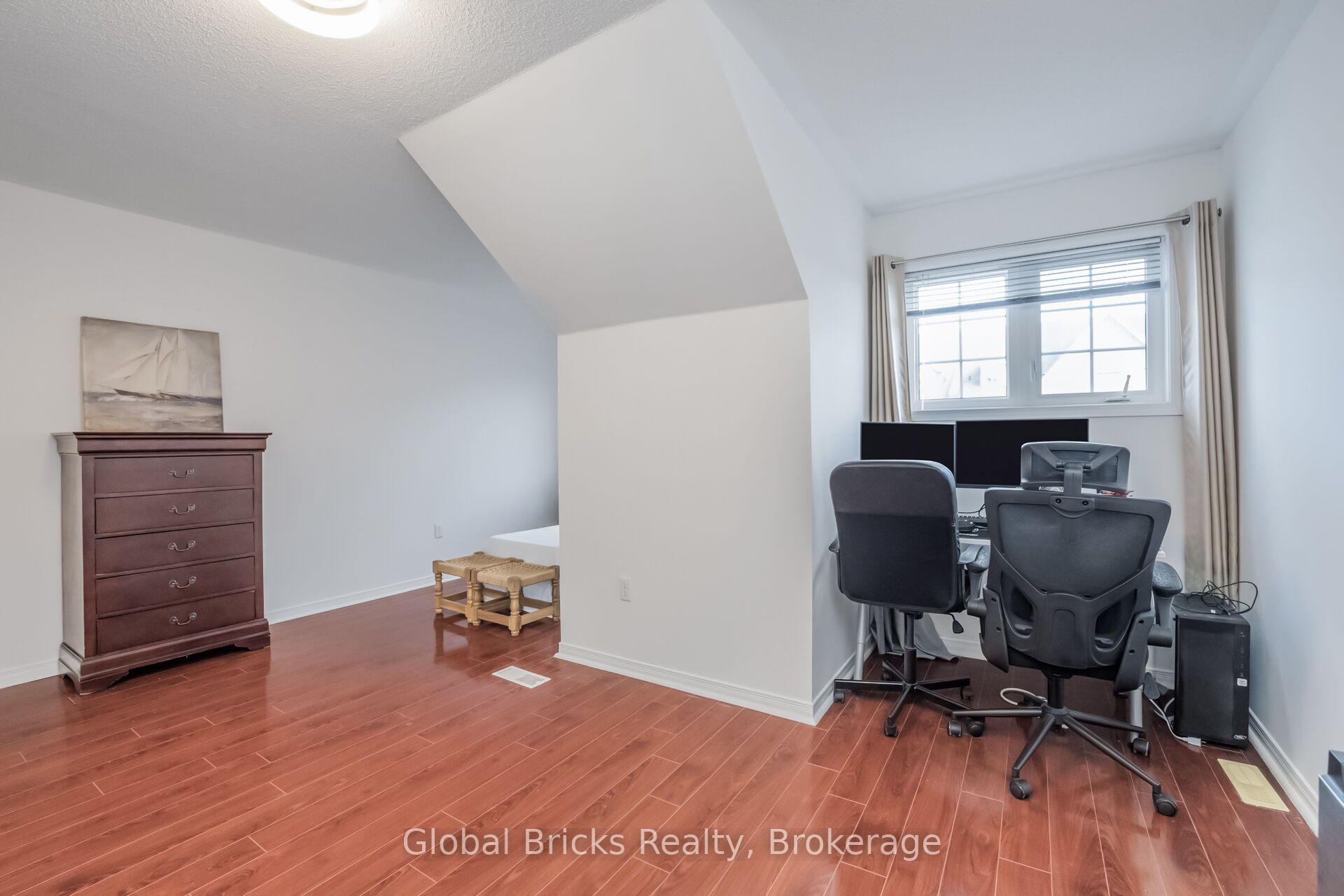Photo 25 of 585 Candlestick Circle, Mississauga, Hurontario — HOMEH