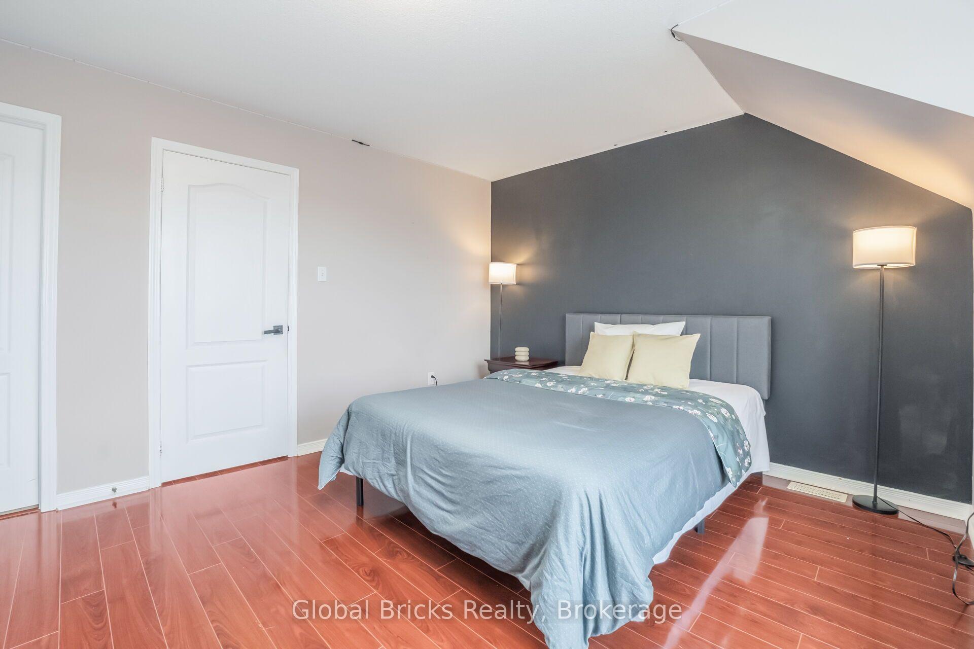 Photo 32 of 585 Candlestick Circle, Mississauga, Hurontario — HOMEH