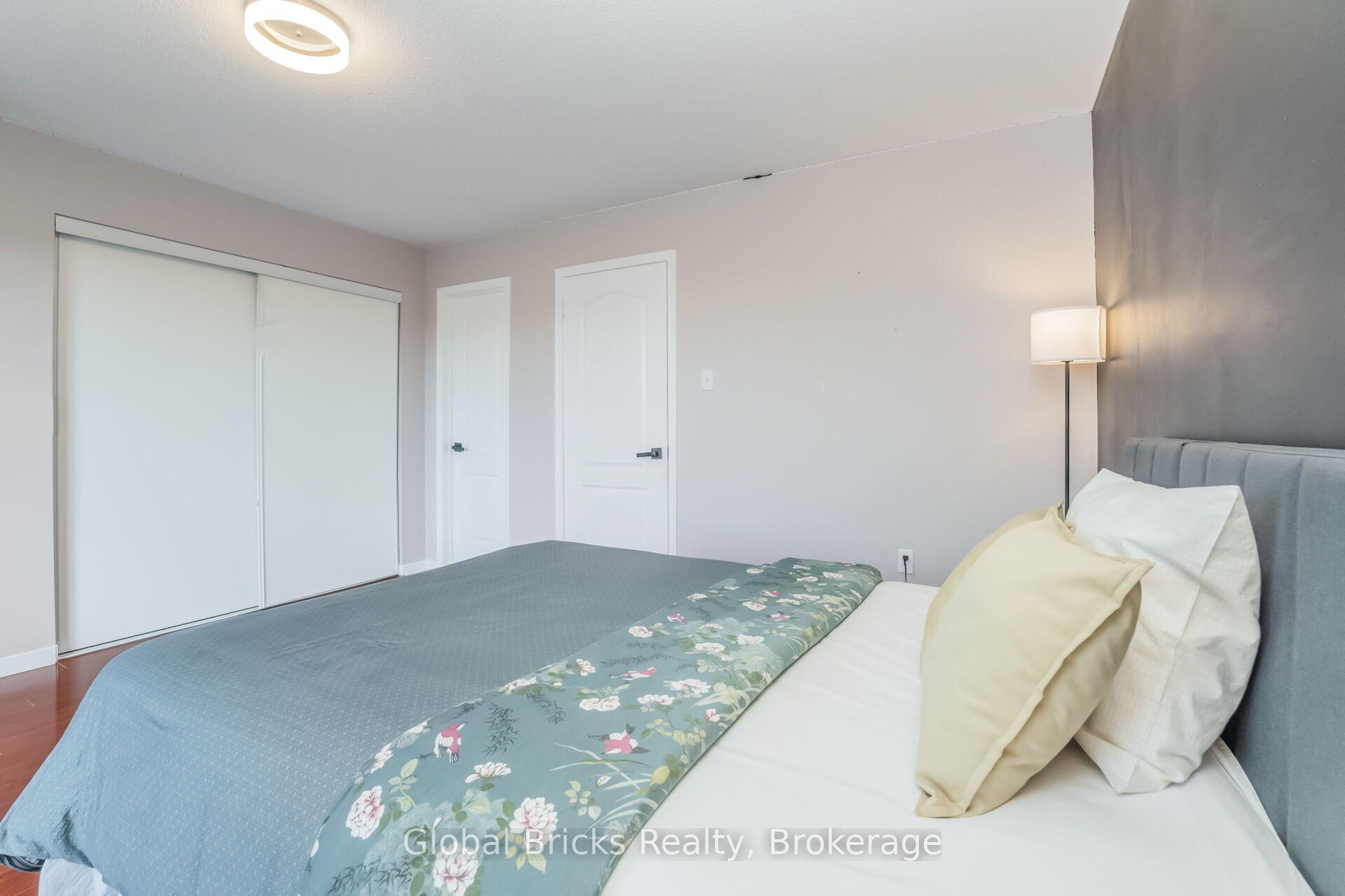Photo 33 of 585 Candlestick Circle, Mississauga, Hurontario — HOMEH