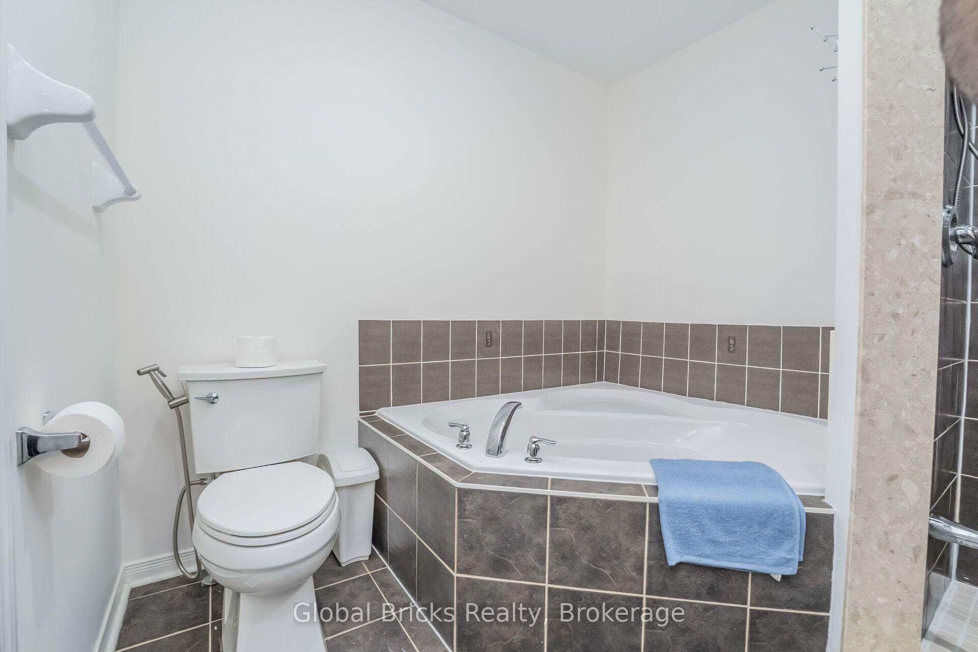 Photo 34 of 585 Candlestick Circle, Mississauga, Hurontario — HOMEH