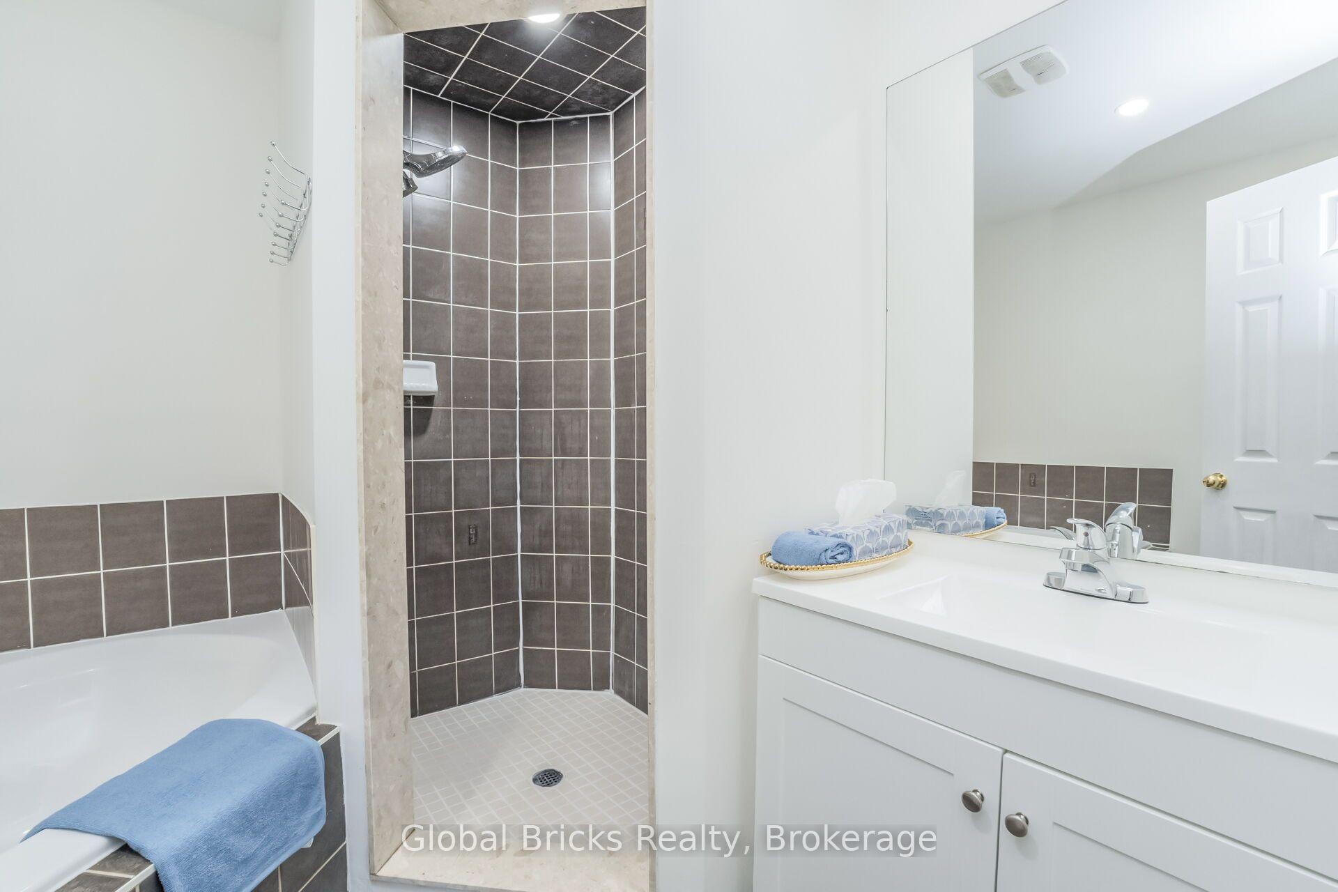 Photo 35 of 585 Candlestick Circle, Mississauga, Hurontario — HOMEH