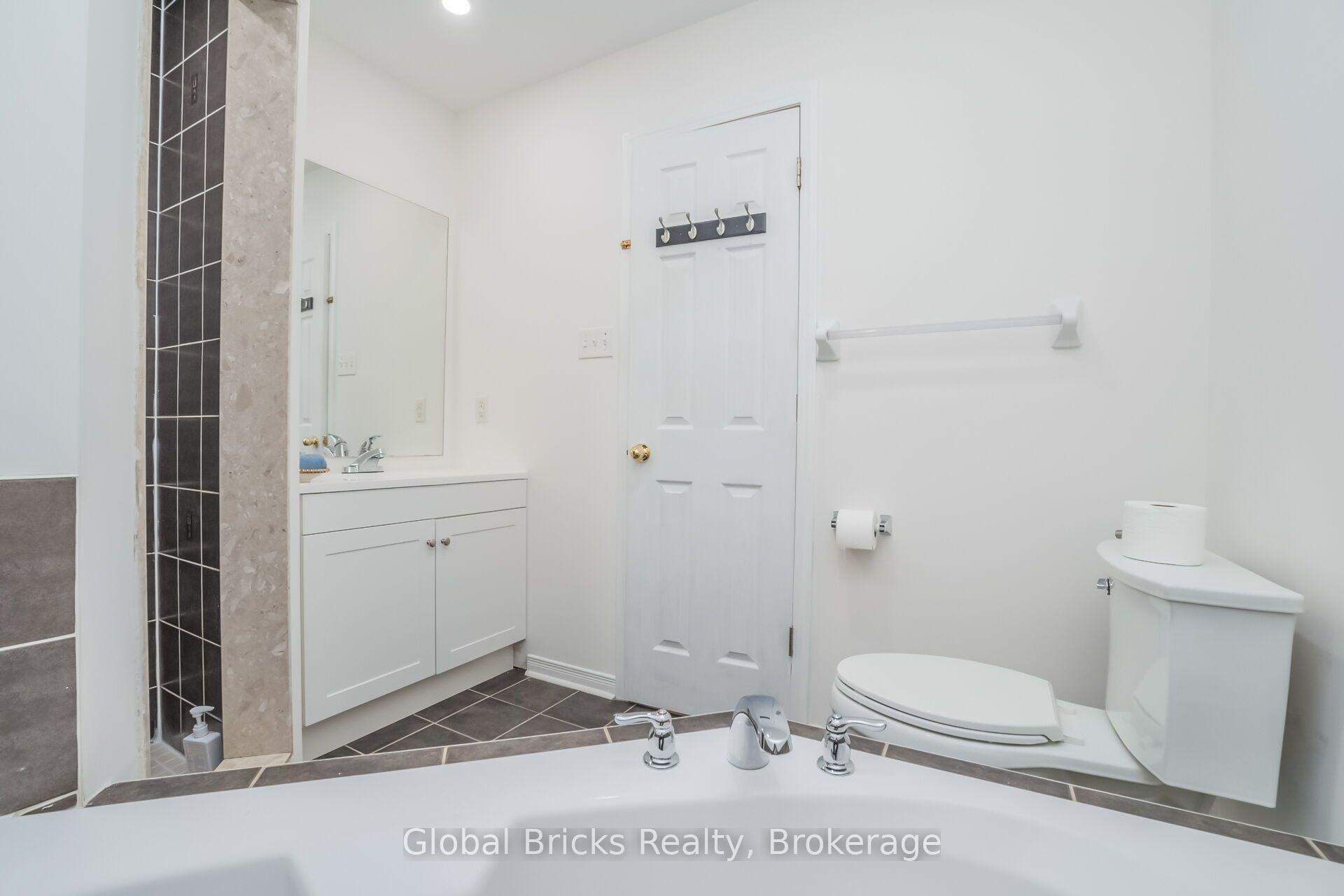 Photo 36 of 585 Candlestick Circle, Mississauga, Hurontario — HOMEH