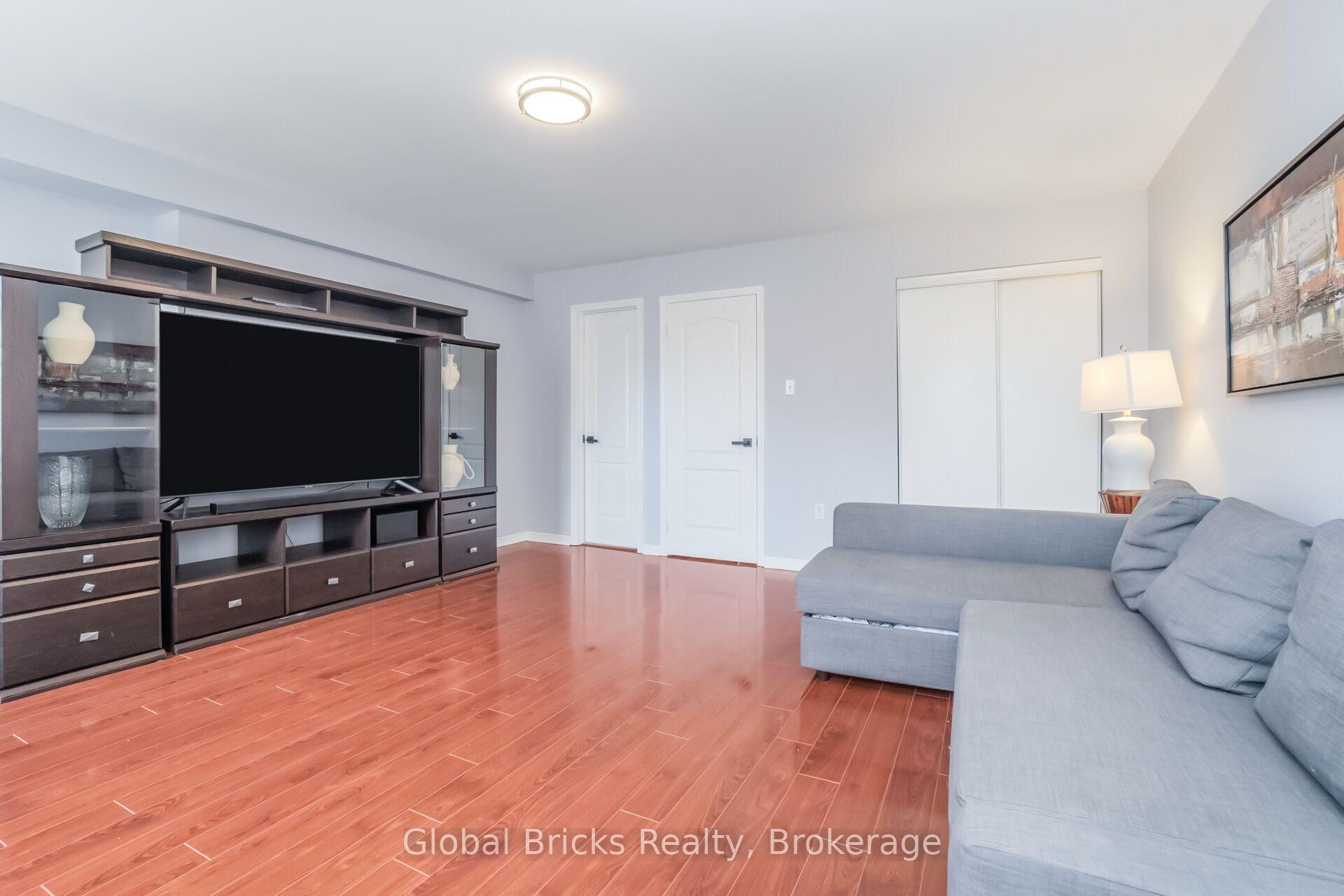 Photo 39 of 585 Candlestick Circle, Mississauga, Hurontario — HOMEH