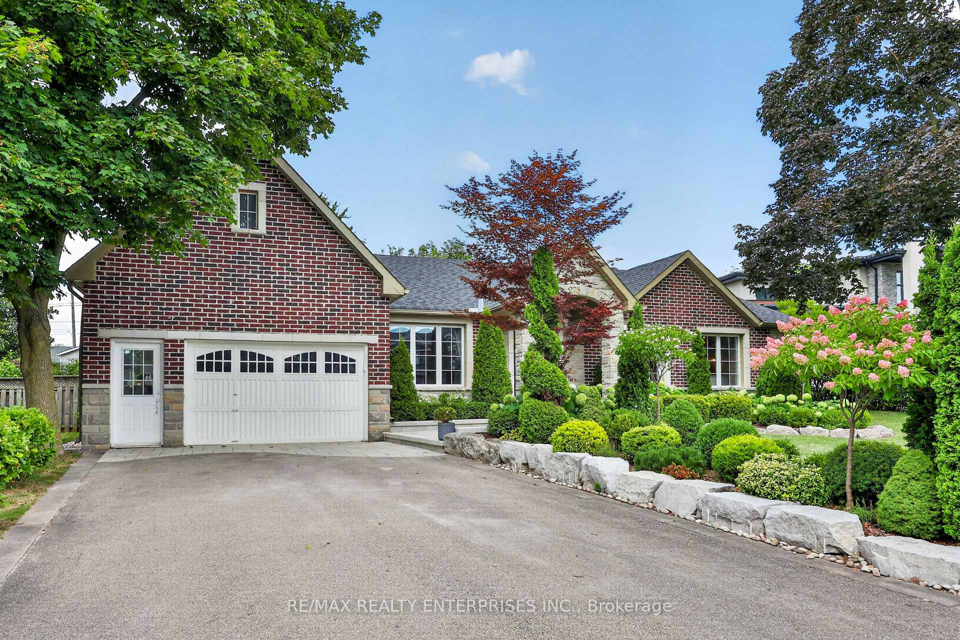 Photo 3 of 273 Savoy Crescent, Oakville, Southwest — HOMEH