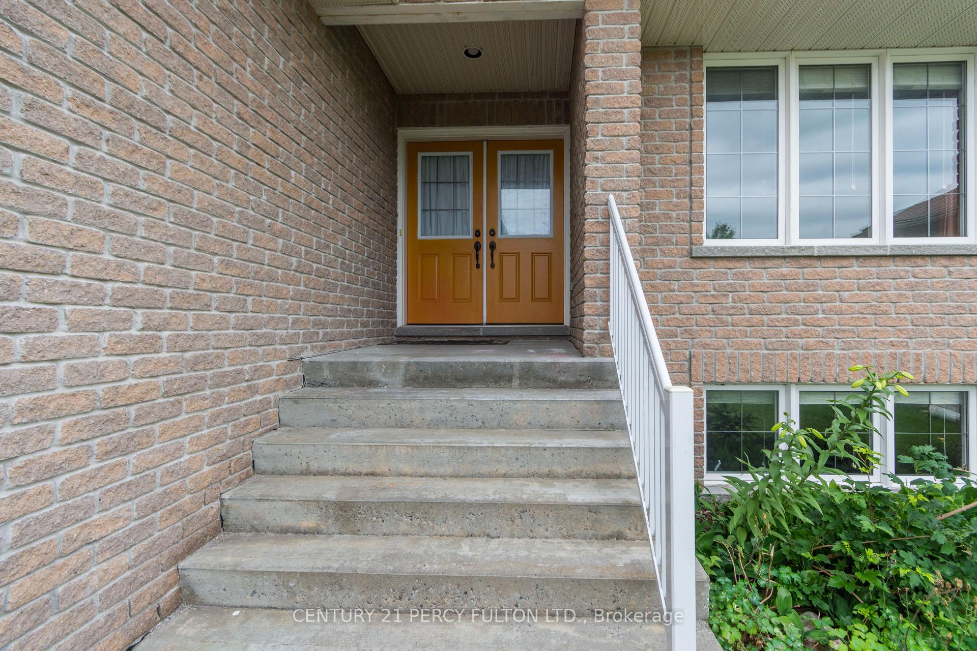 Photo 3 of 28 Freedom Crescent, Quinte West, Sidney Ward — HOMEH
