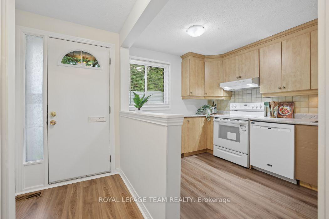 Photo 5 of 6801 Bilberry Drive, Ottawa, Convent Glen North — HOMEH