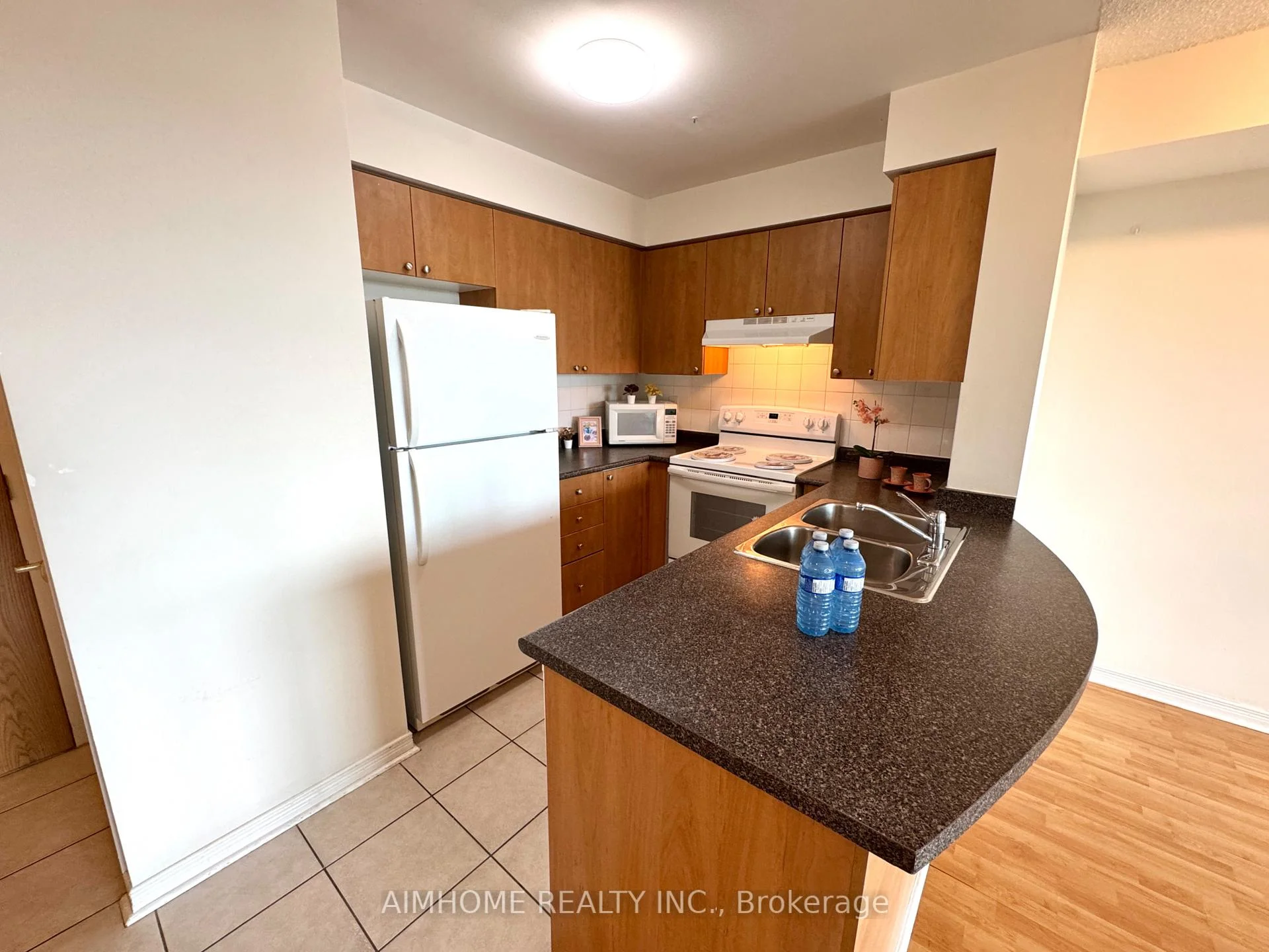 Photo 10 of Unit 607, 5500 Yonge Street, North York, Willowdale West — HOMEH