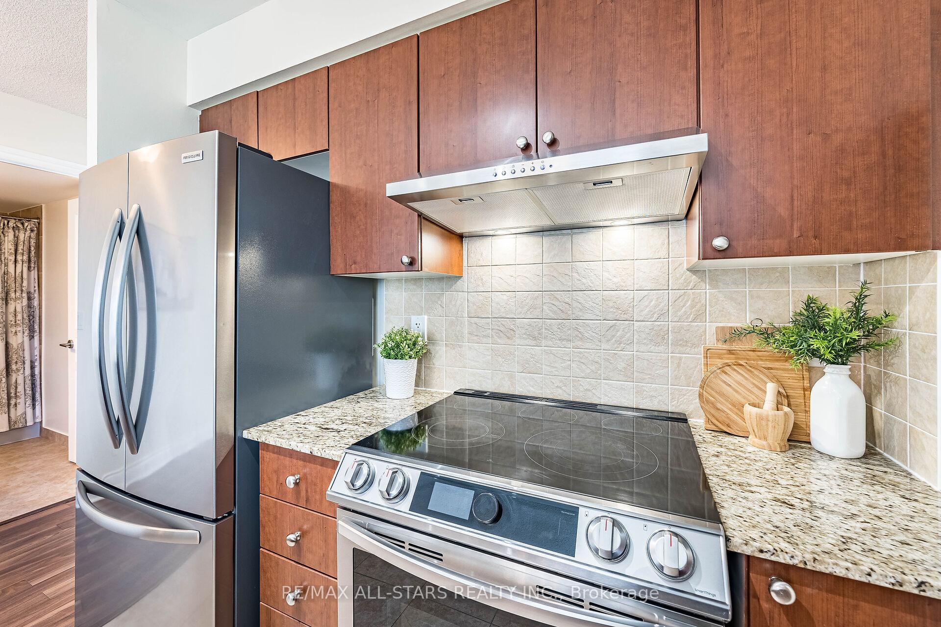 Photo 14 of Unit 806, 32 Clegg Road, Markham, Unionville — HOMEH
