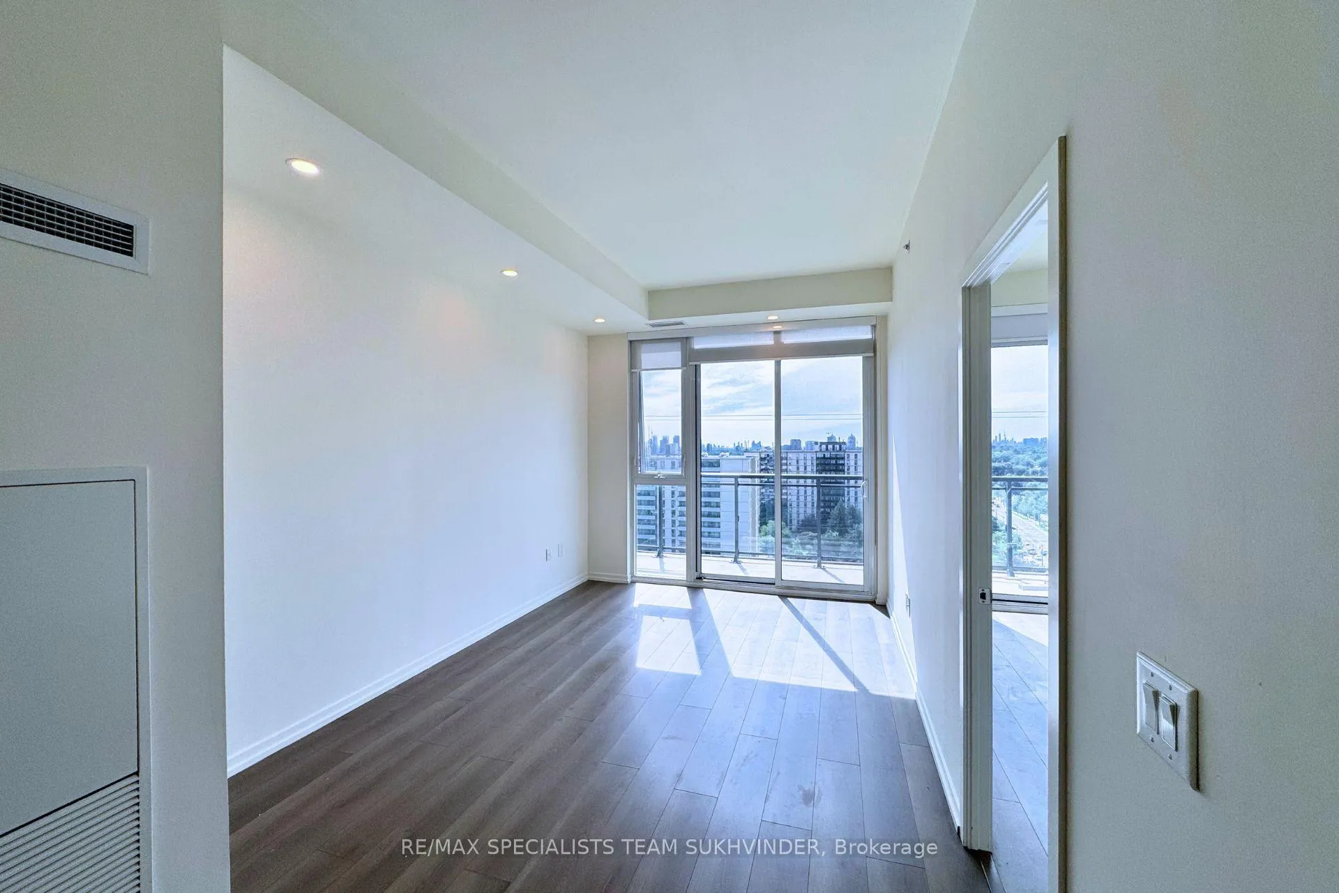 Photo 5 of Unit Ph1310, 3237 Bayview Avenue, North York, Bayview Village — HOMEH
