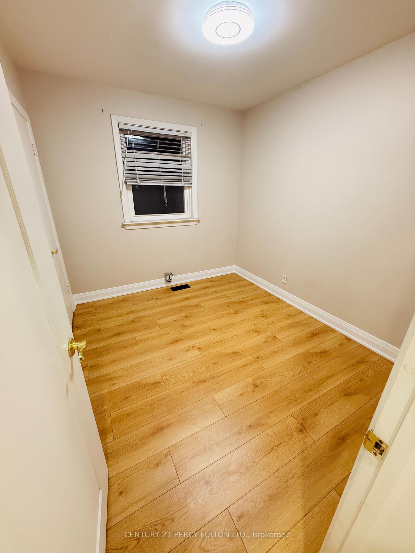Photo 5 of 379 Welland Avenue, Oshawa, McLaughlin — HOMEH