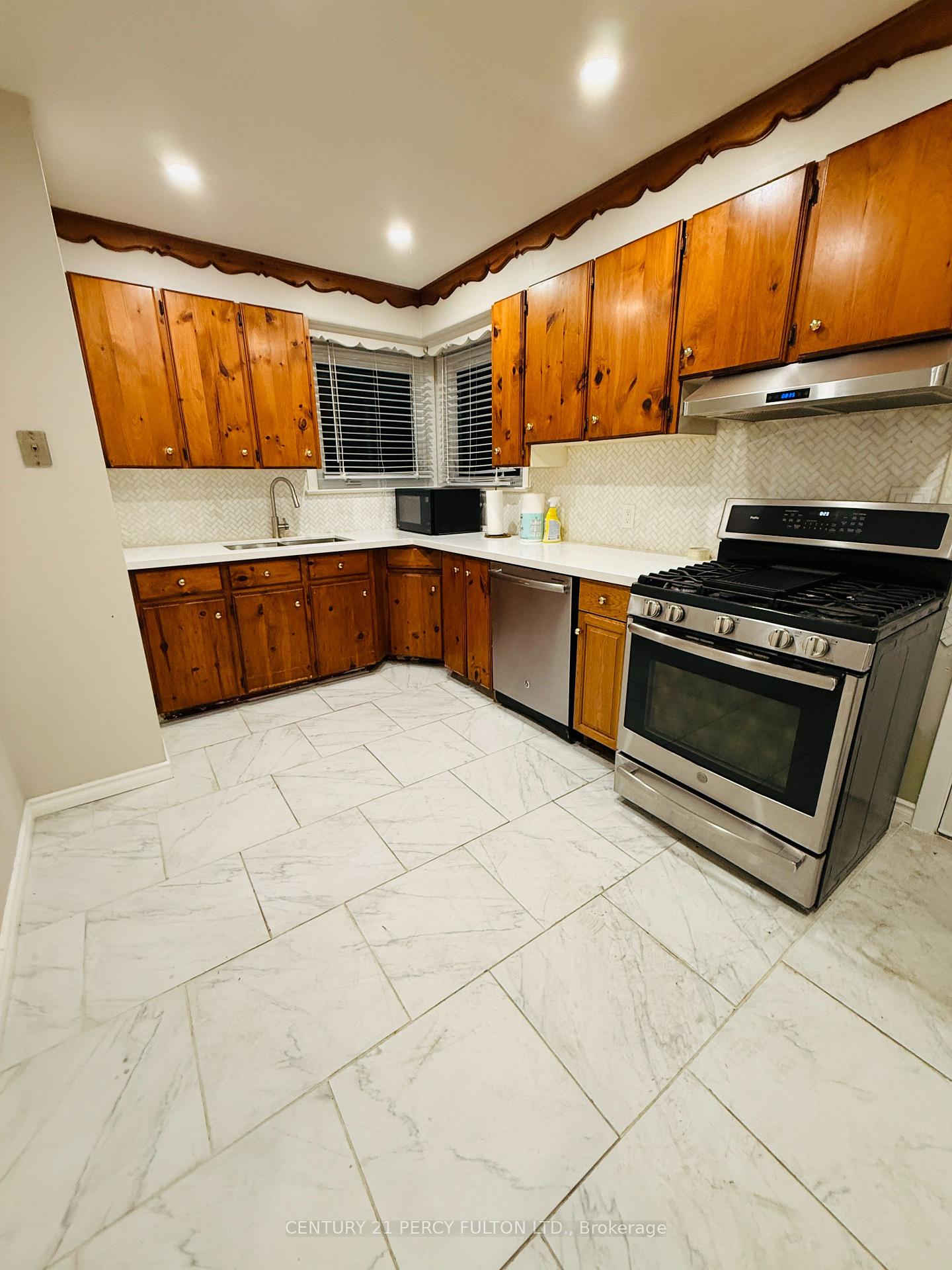 Photo 9 of 379 Welland Avenue, Oshawa, McLaughlin — HOMEH